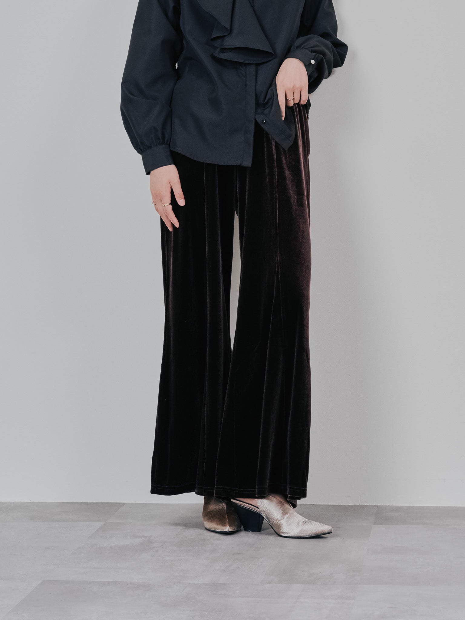 LAST NEST ブラック ベロア フレアパンツ LAST NEST(ラストネスト)商品ページ - Velour Track Pants V2