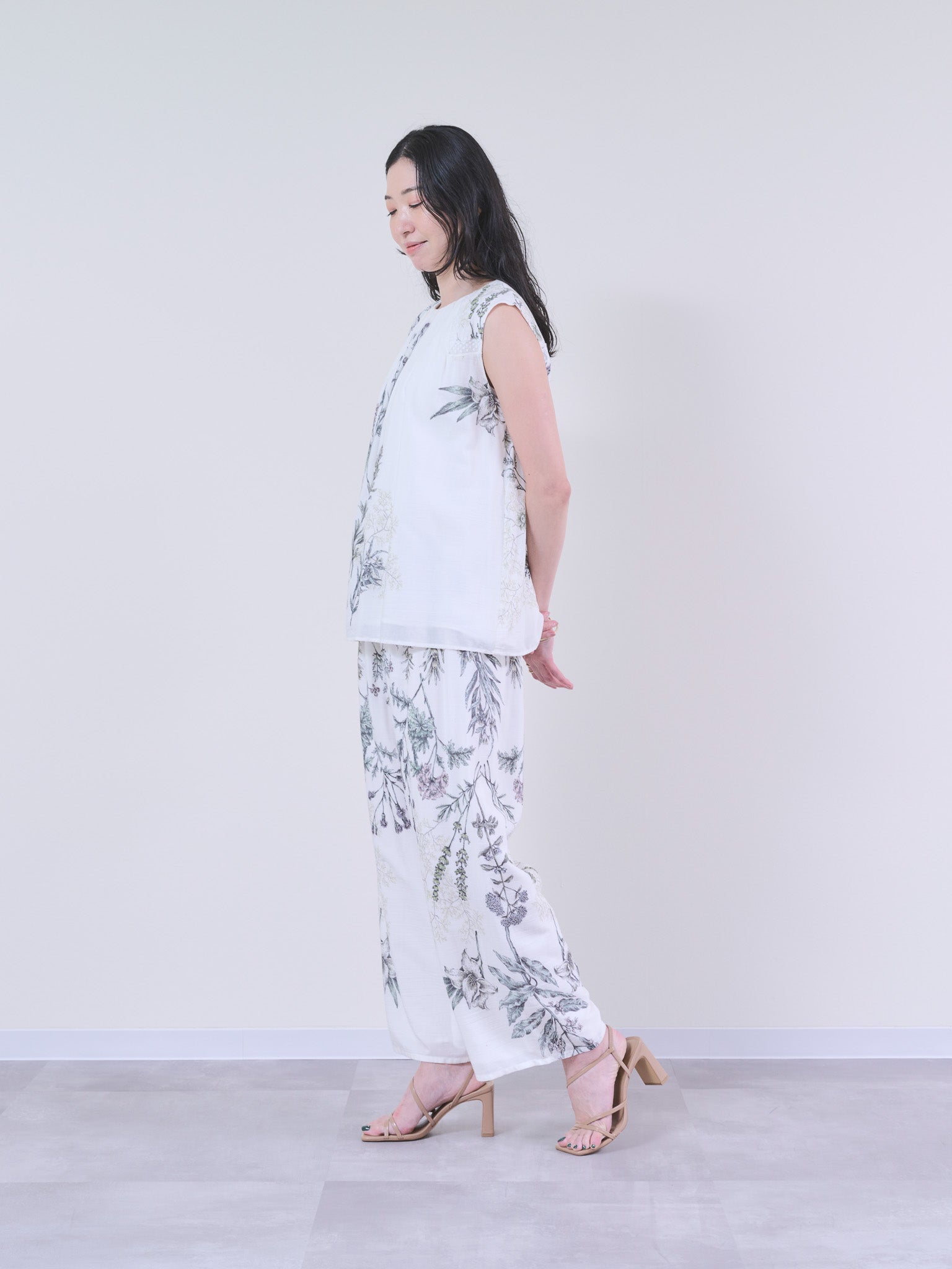 -期間限定- 8/8~8/18 10%off!!! | 【公式オンラインストア限定】ボタニカルパネルプリントノースリーブトップス [601250] off