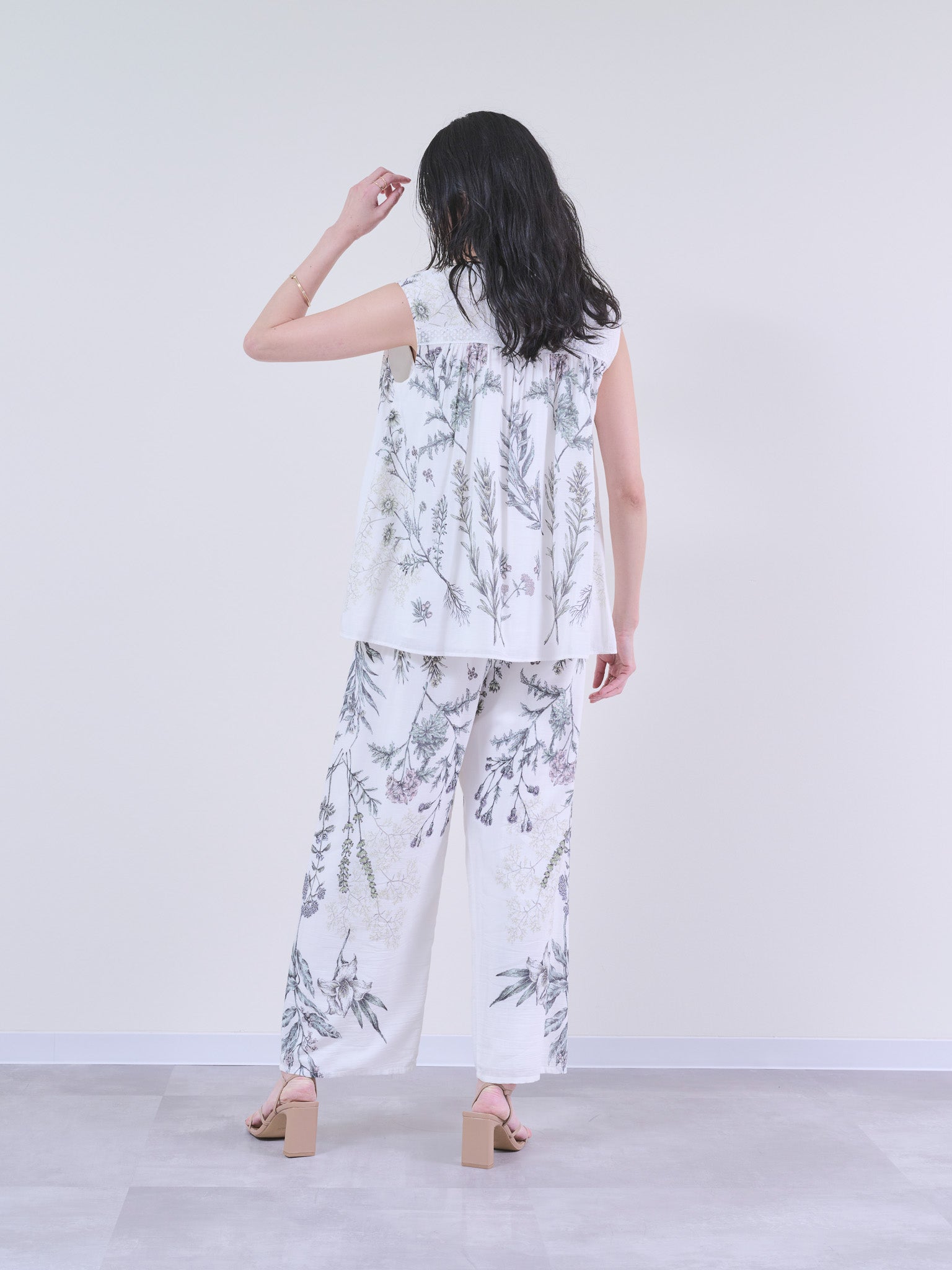 -期間限定- 8/8~8/18 10%off!!! | 【公式オンラインストア限定】ボタニカルパネルプリントノースリーブトップス [601250] off