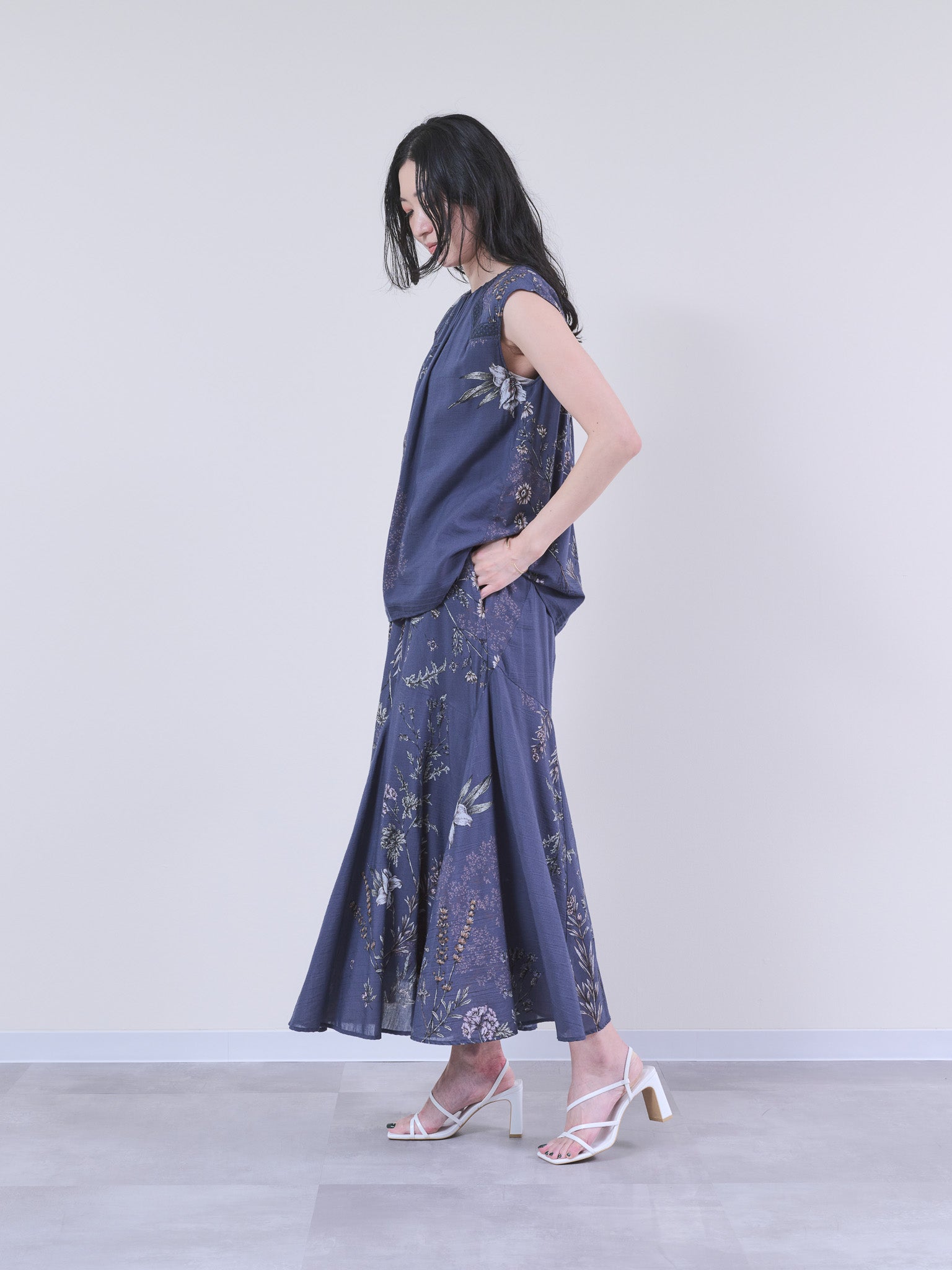 【公式オンラインストア限定】ボタニカルパネルプリントノースリーブトップス [601250] navy