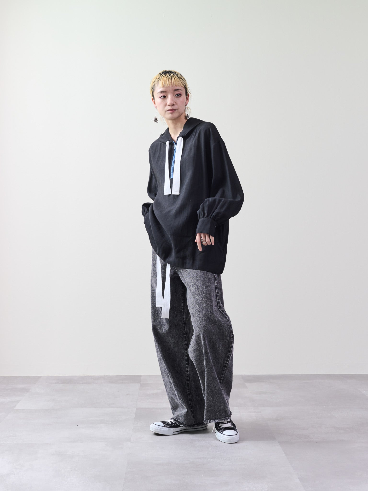 【定番アイテム】カーヴィーデニムパンツ　[600984] black