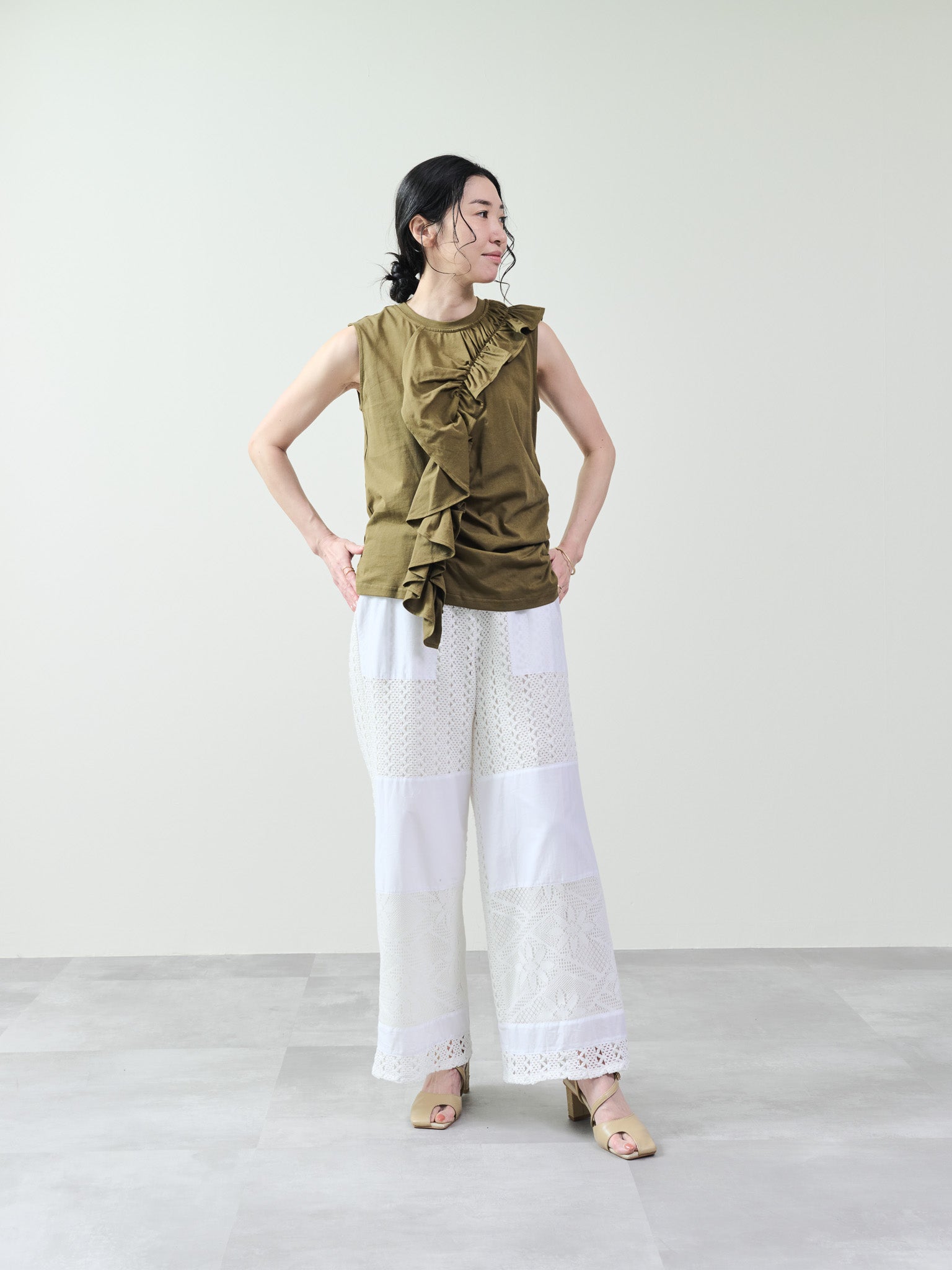 アシメフリルギャザーノースリトップス [601324] khaki