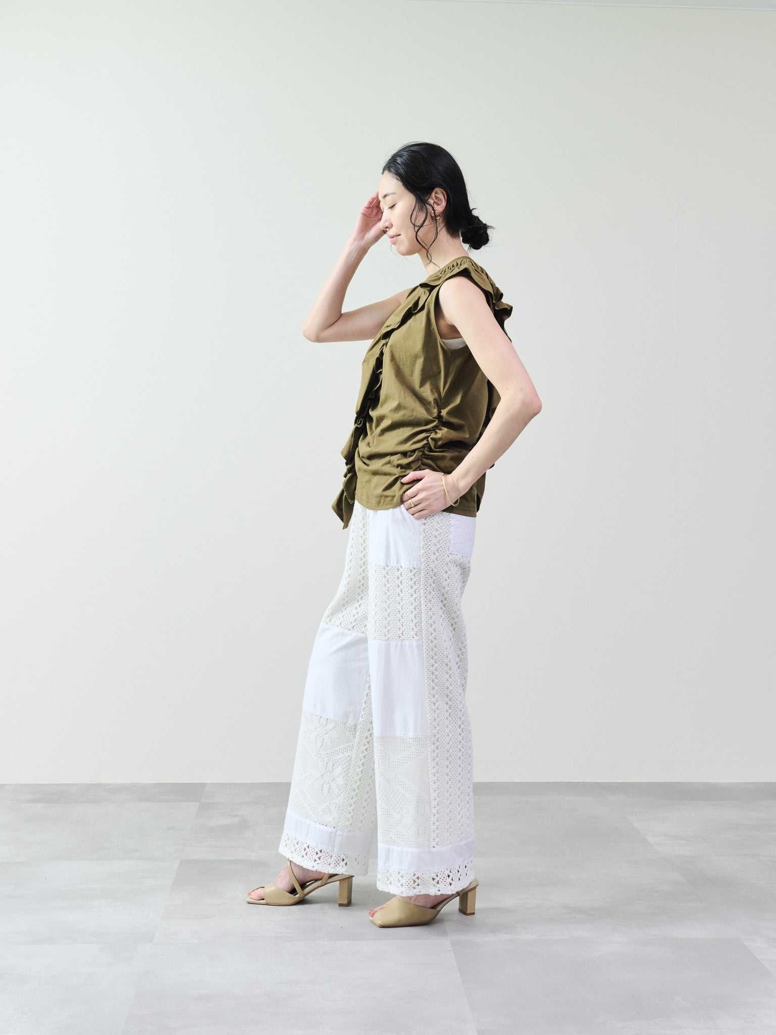 アシメフリルギャザーノースリトップス [601324] khaki