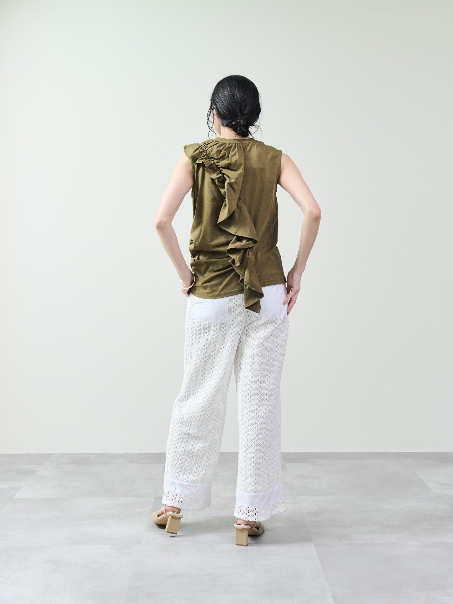 アシメフリルギャザーノースリトップス [601324] khaki