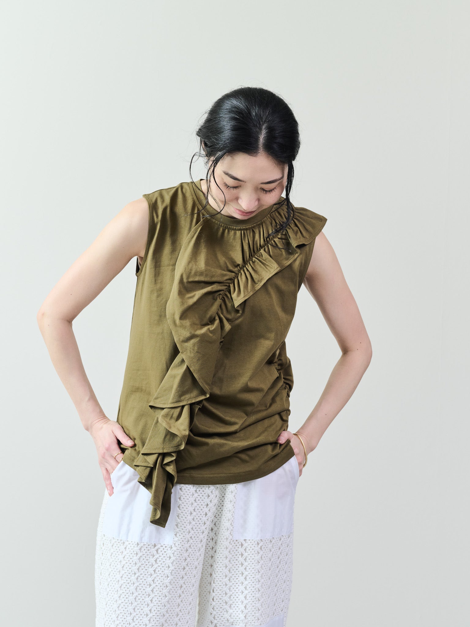 アシメフリルギャザーノースリトップス [601324] khaki