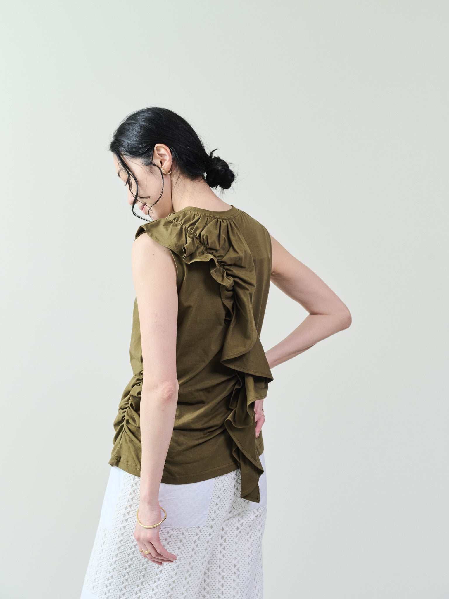 アシメフリルギャザーノースリトップス [601324] khaki