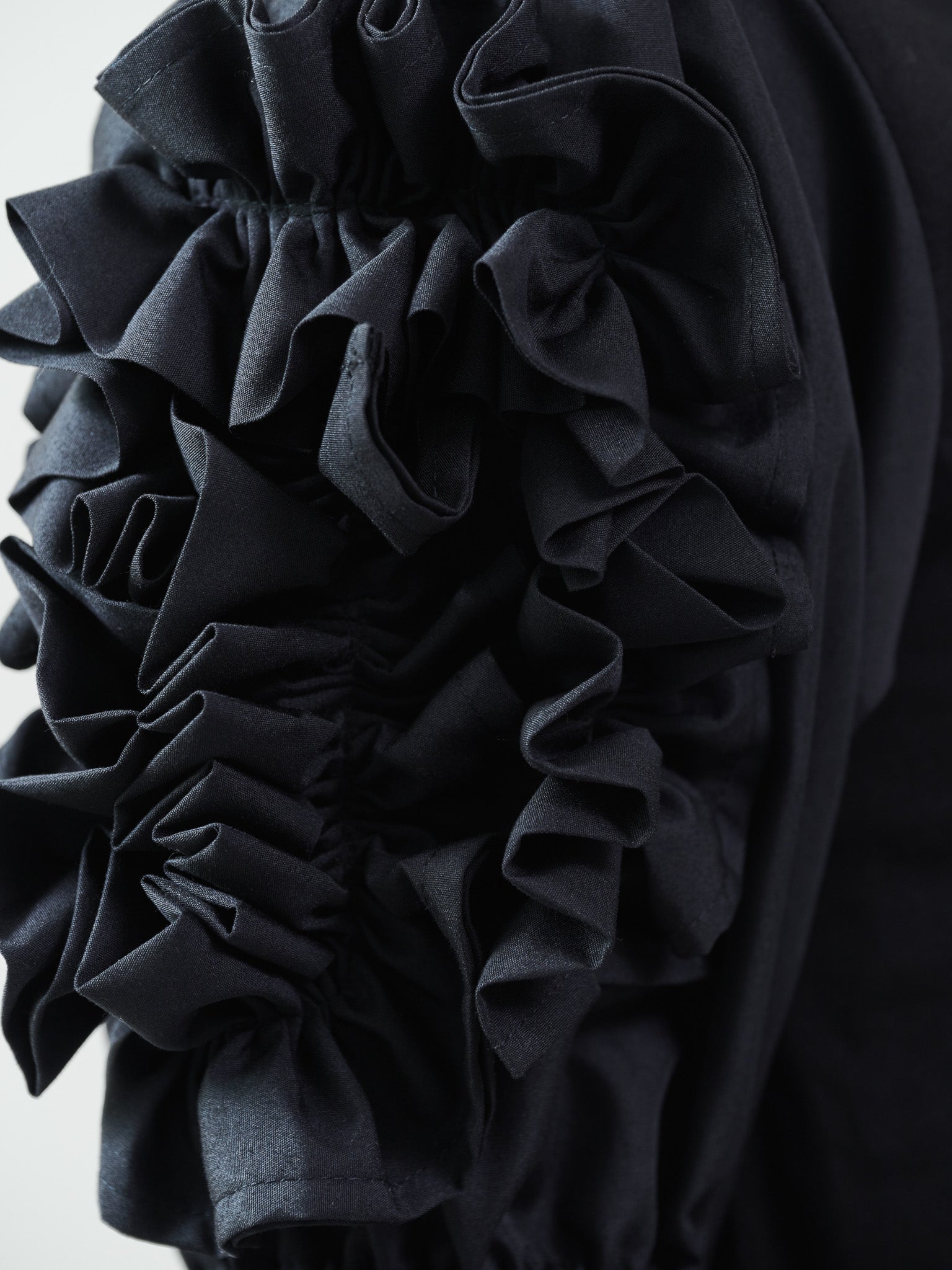フリルモチーフスリーブトップス [601323] black