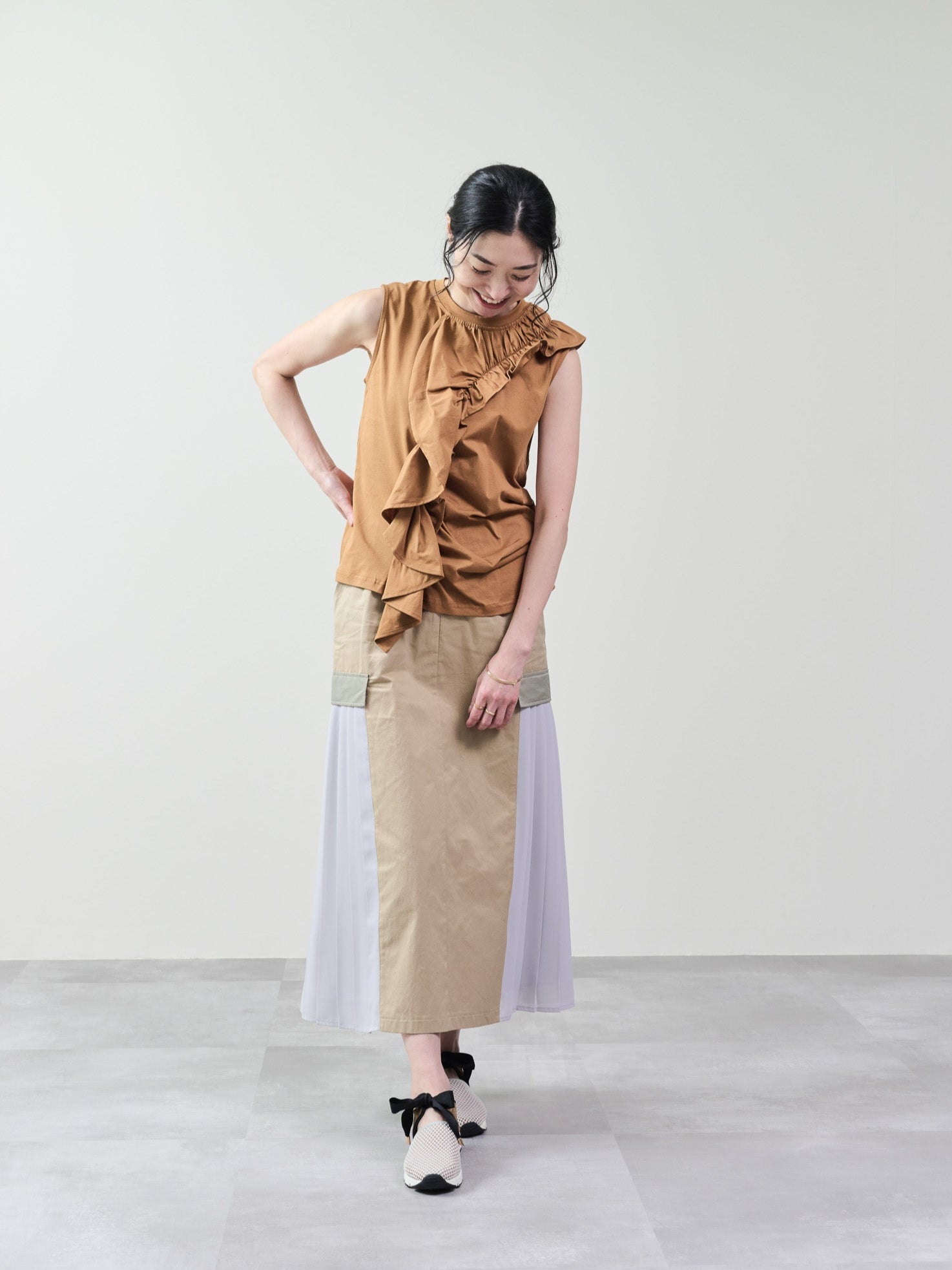 アシメフリルギャザーノースリトップス [601324] camel