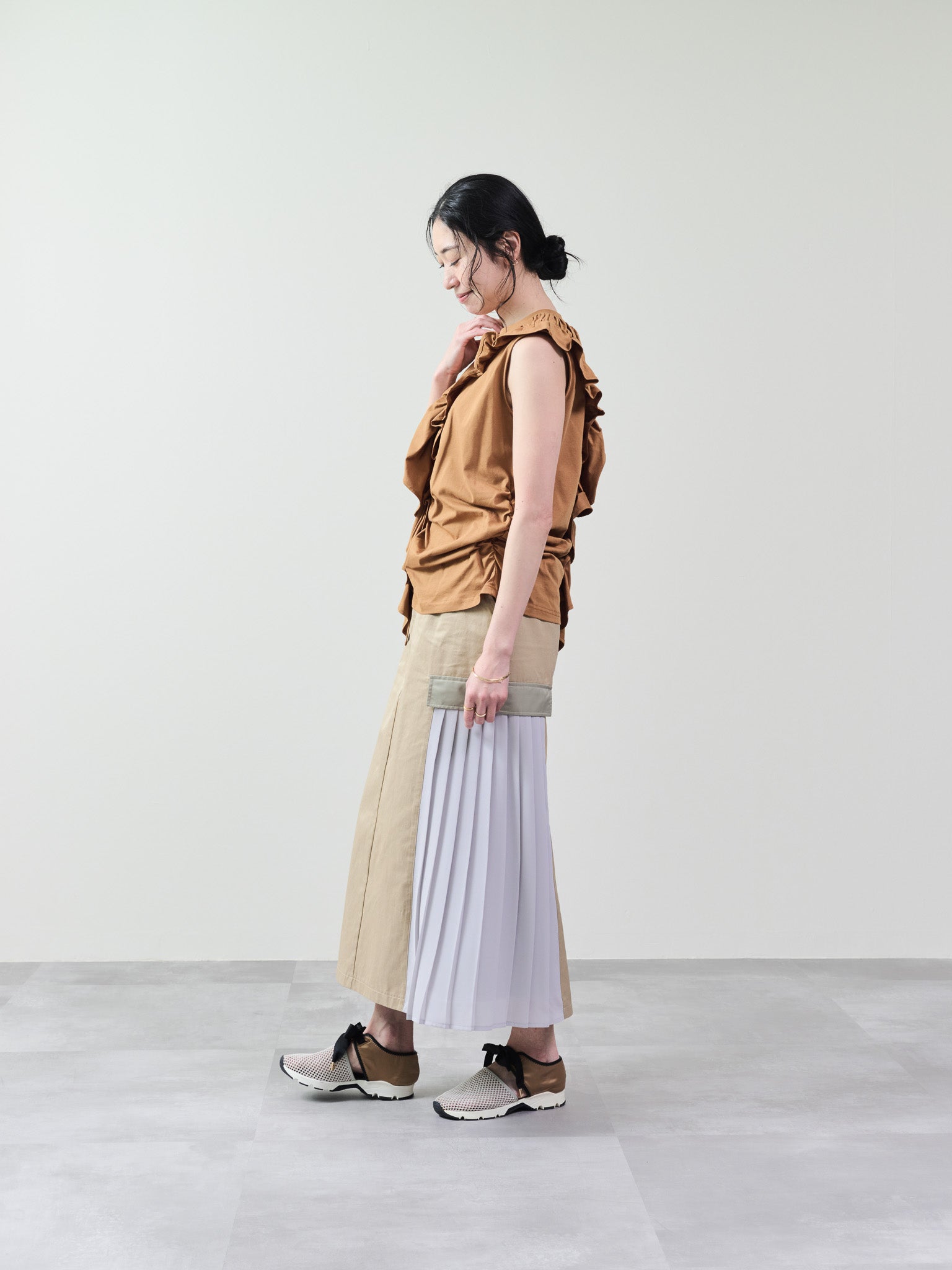 アシメフリルギャザーノースリトップス [601324] camel