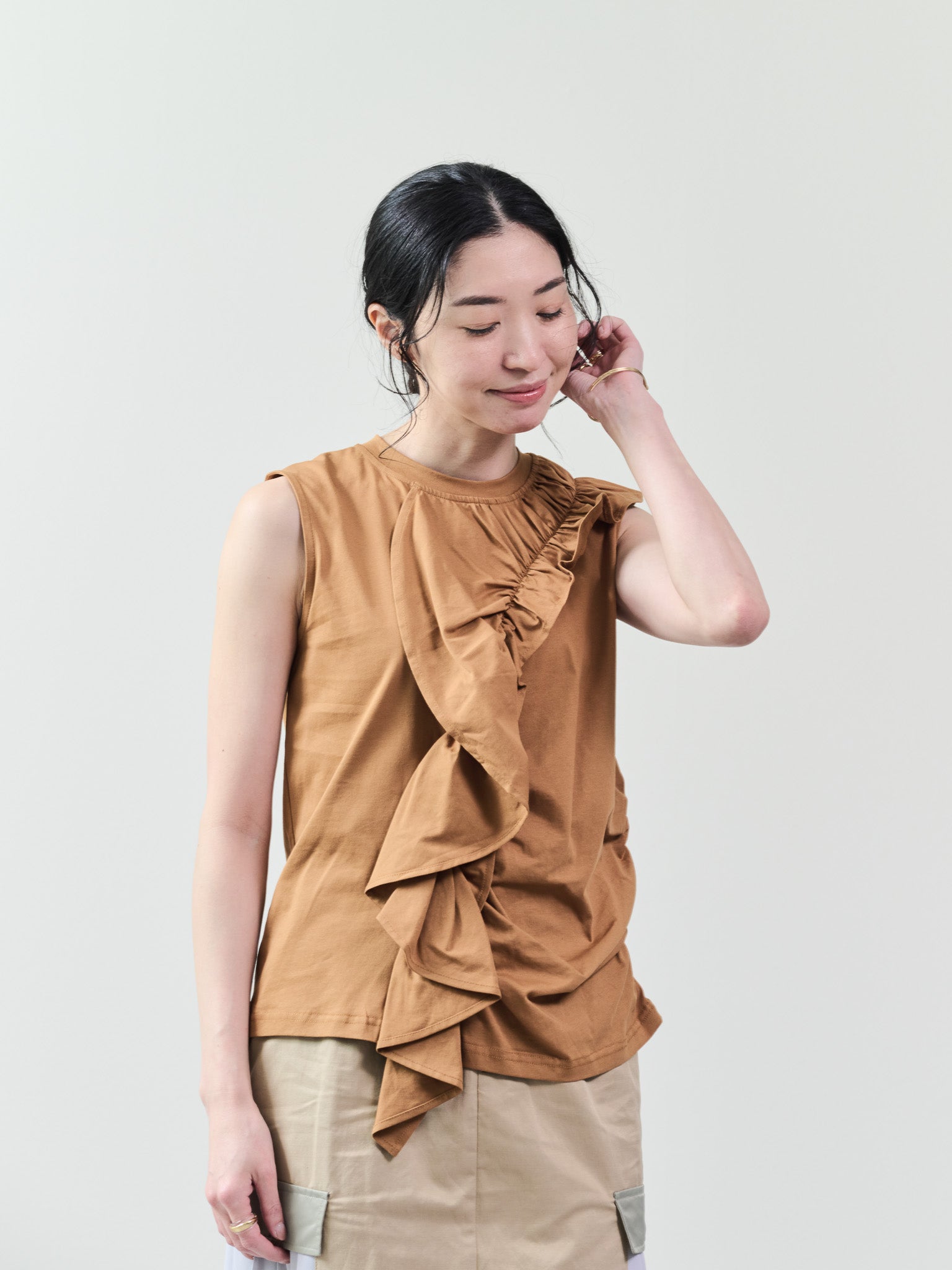 アシメフリルギャザーノースリトップス [601324] camel