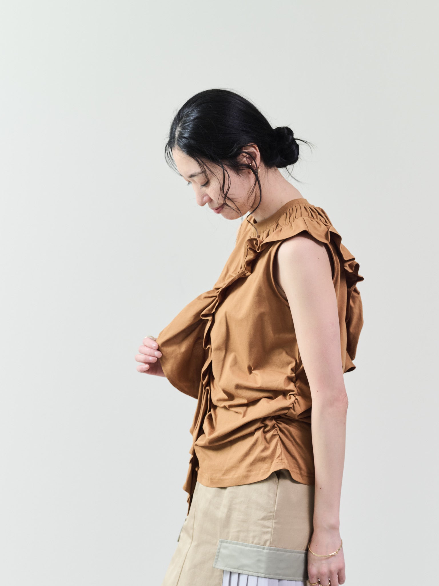 アシメフリルギャザーノースリトップス [601324] camel