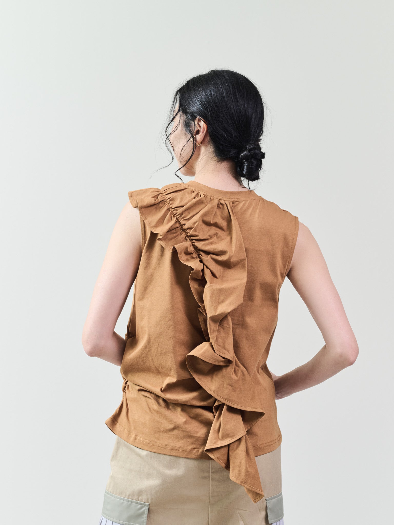 アシメフリルギャザーノースリトップス [601324] camel