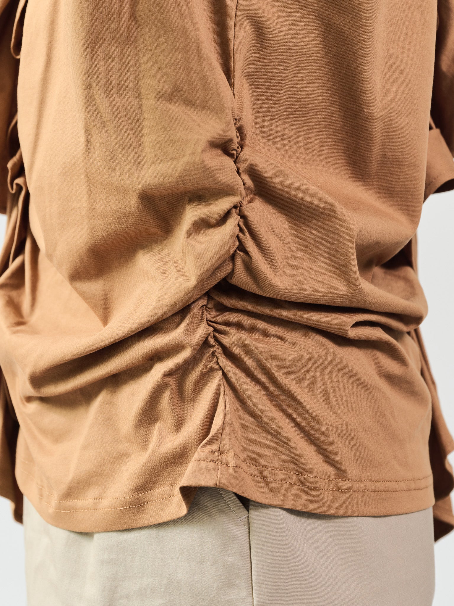 アシメフリルギャザーノースリトップス [601324] camel