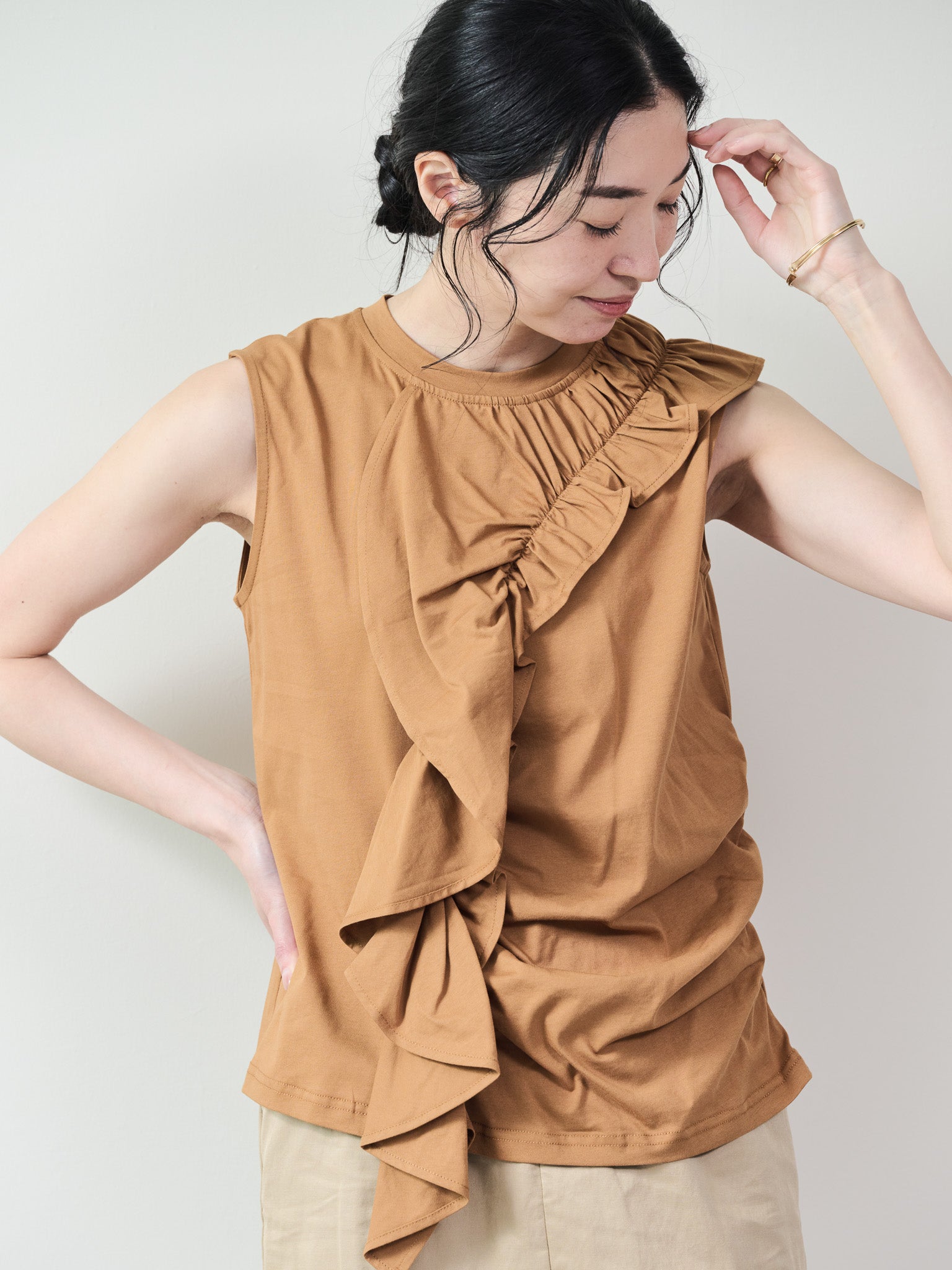 アシメフリルギャザーノースリトップス [601324] camel