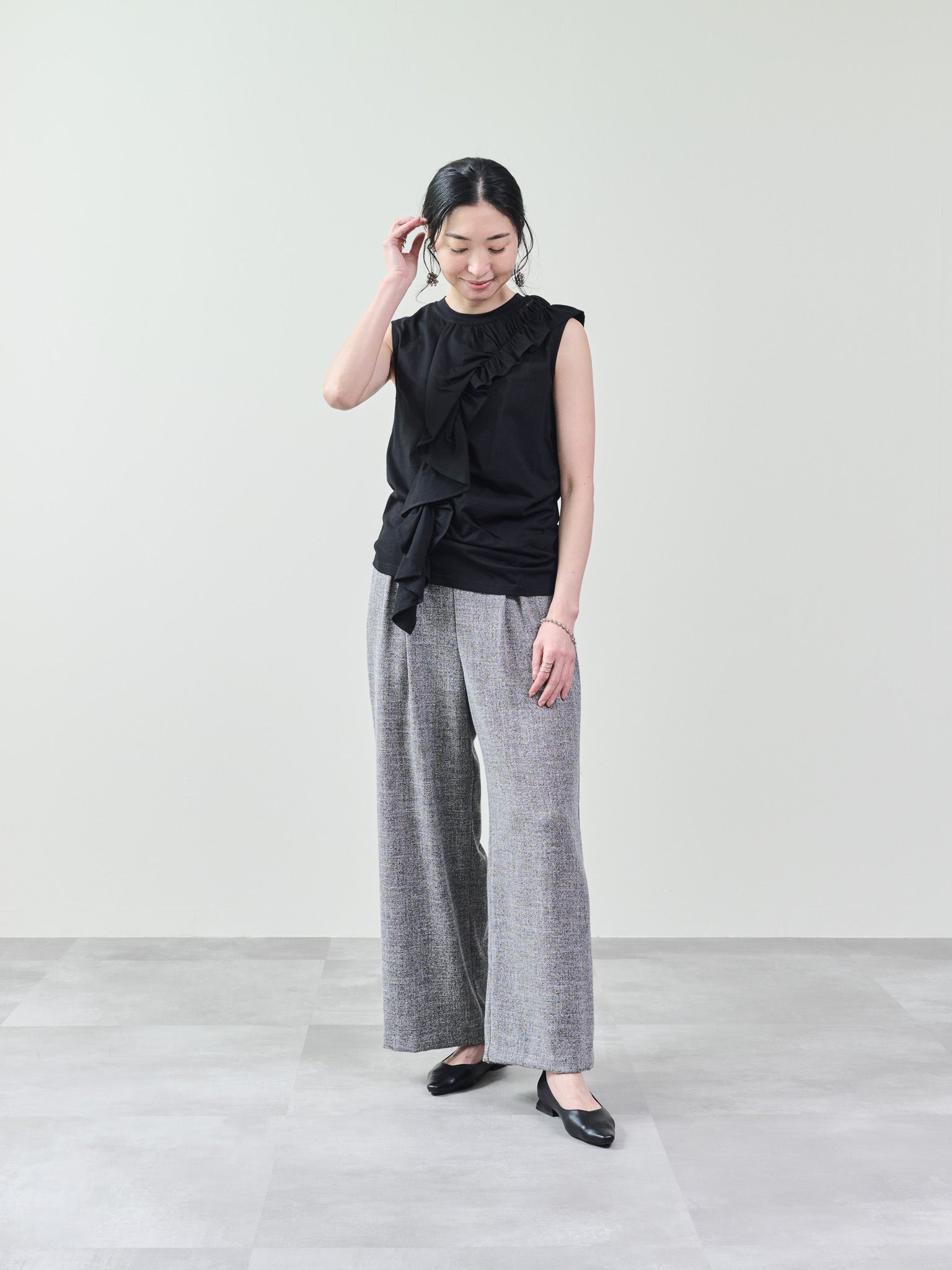 アシメフリルギャザーノースリトップス [601324] black