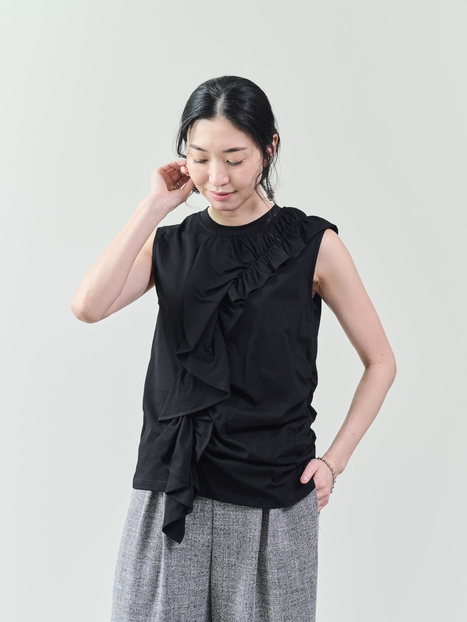 アシメフリルギャザーノースリトップス [601324] black