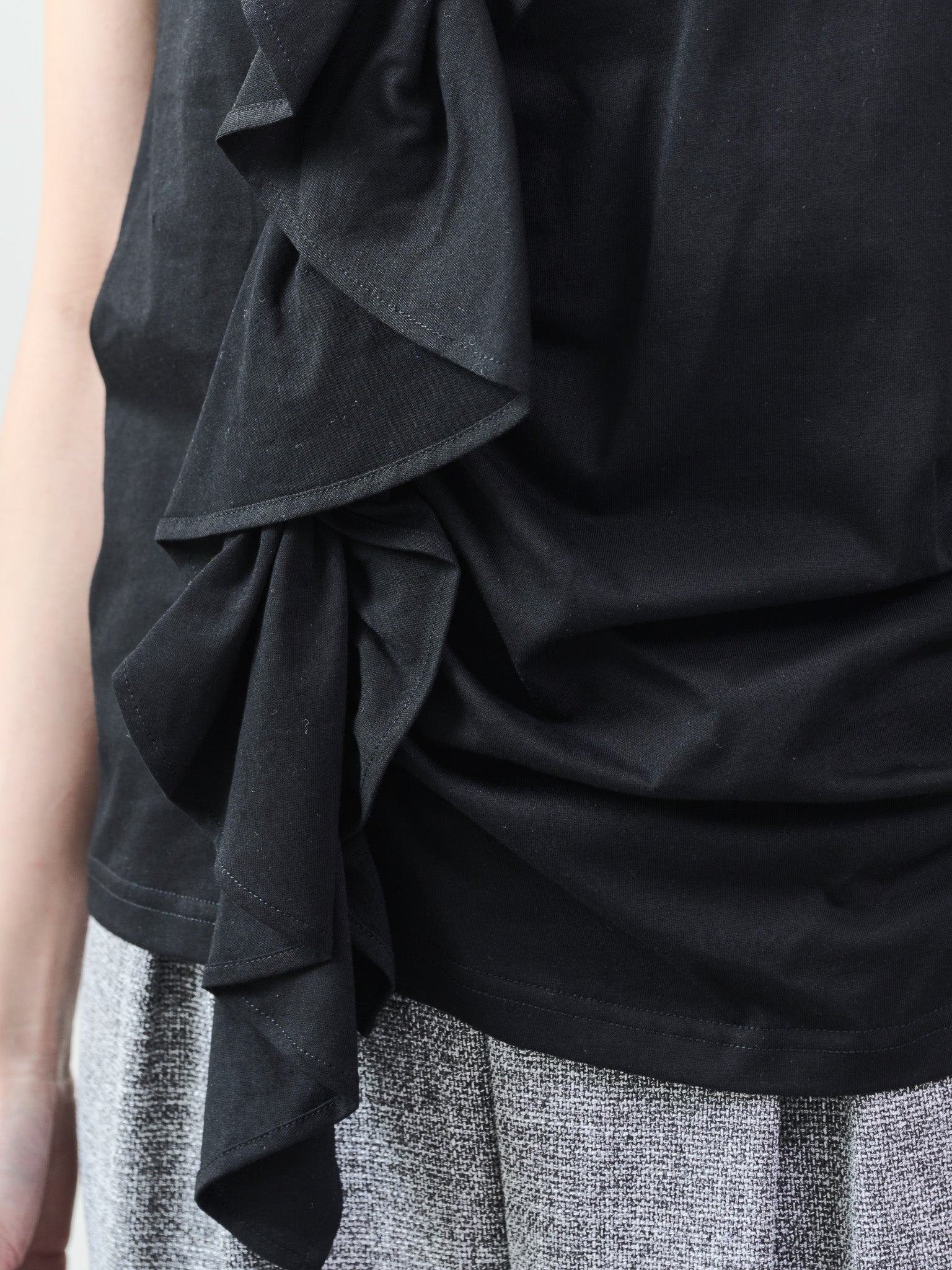 アシメフリルギャザーノースリトップス [601324] black