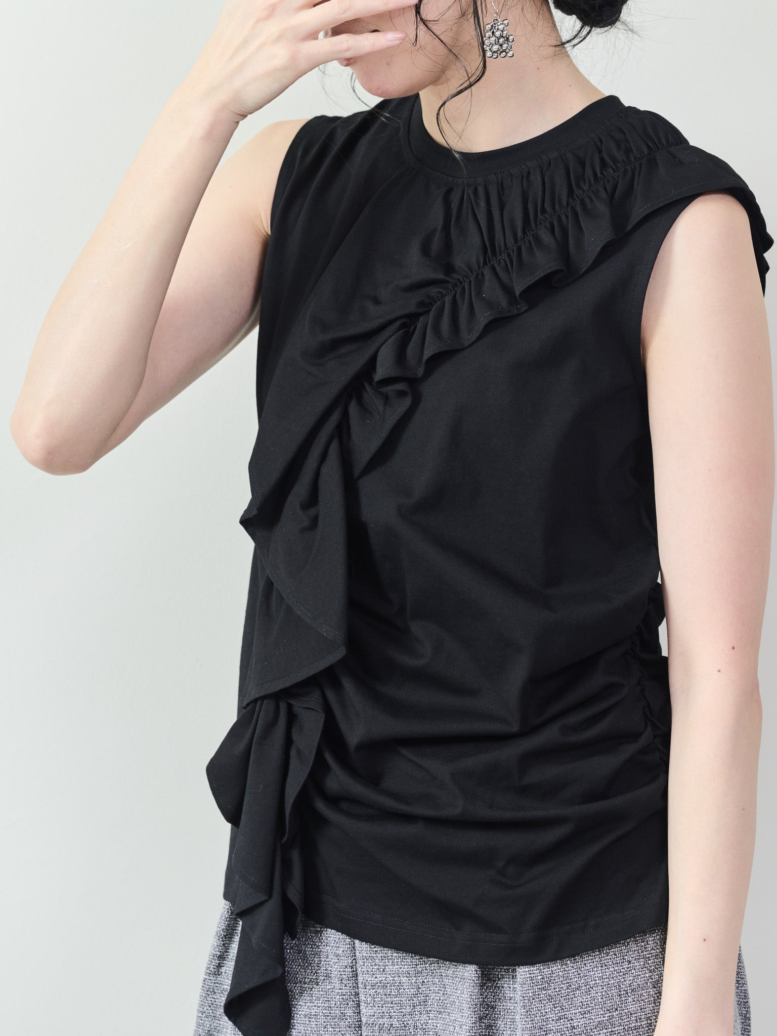 アシメフリルギャザーノースリトップス [601324] black