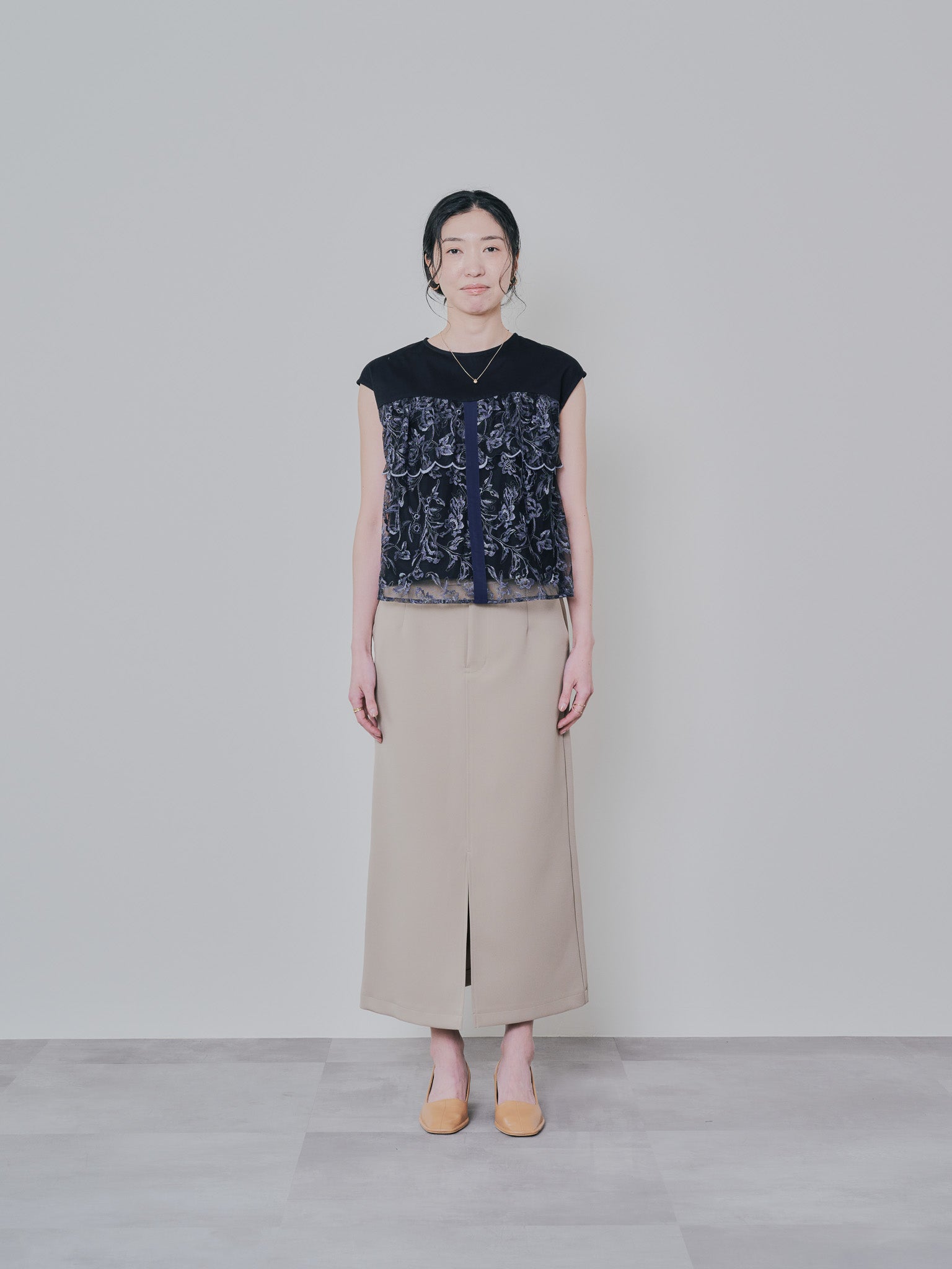 フロントティアードボタニカル刺繍トップス [603321] black