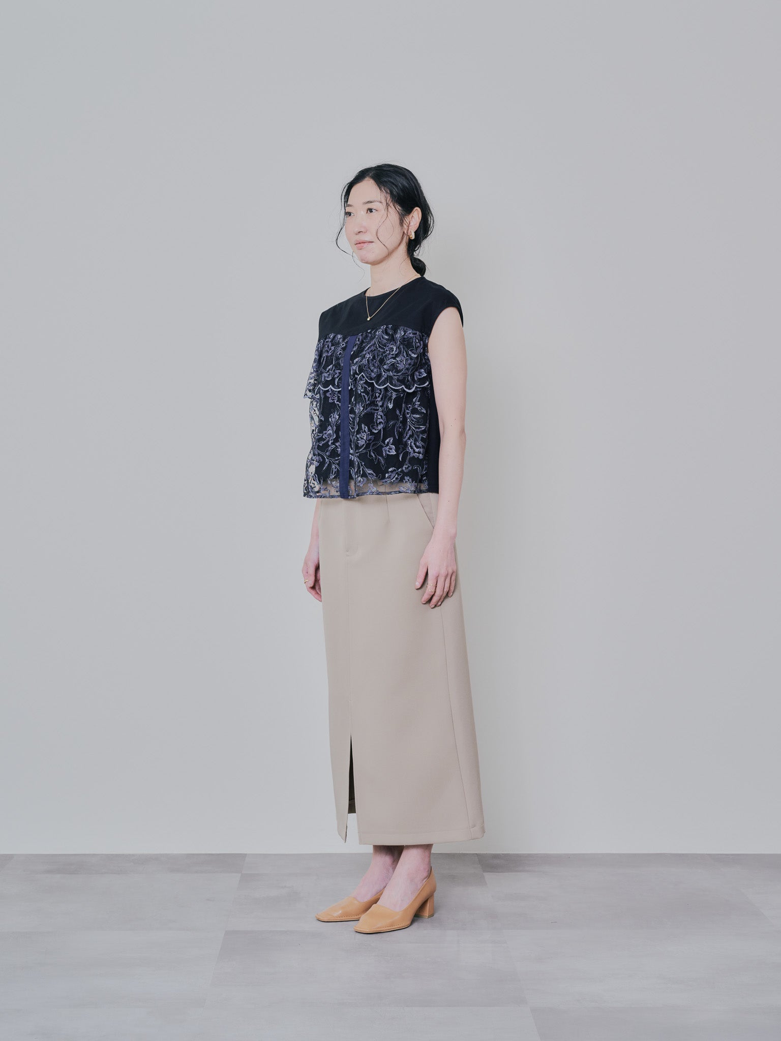 フロントティアードボタニカル刺繍トップス [603321] black