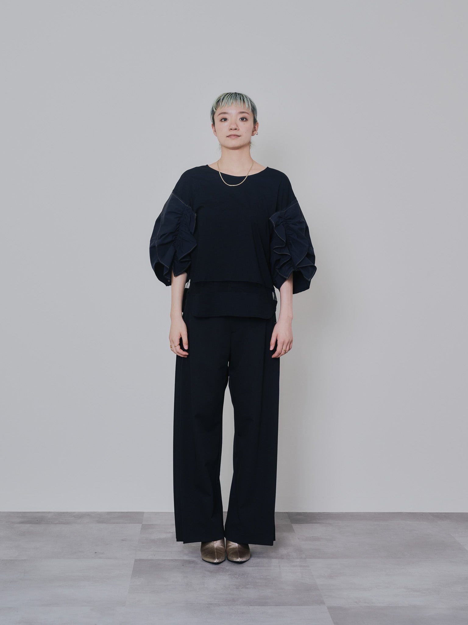 【SALE】フリルスリーブ配色ステッチヘムシアートップス [603328] black