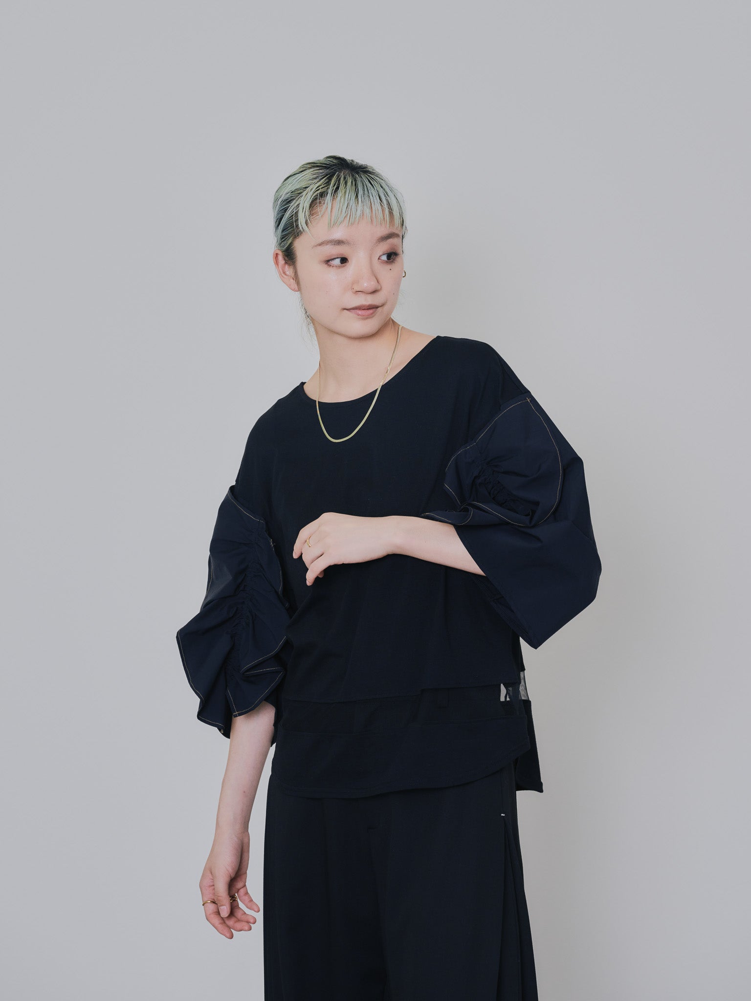 【-PRE SALE- 12/15 18:00まで!!】フリルスリーブ配色ステッチヘムシアートップス [603328] black