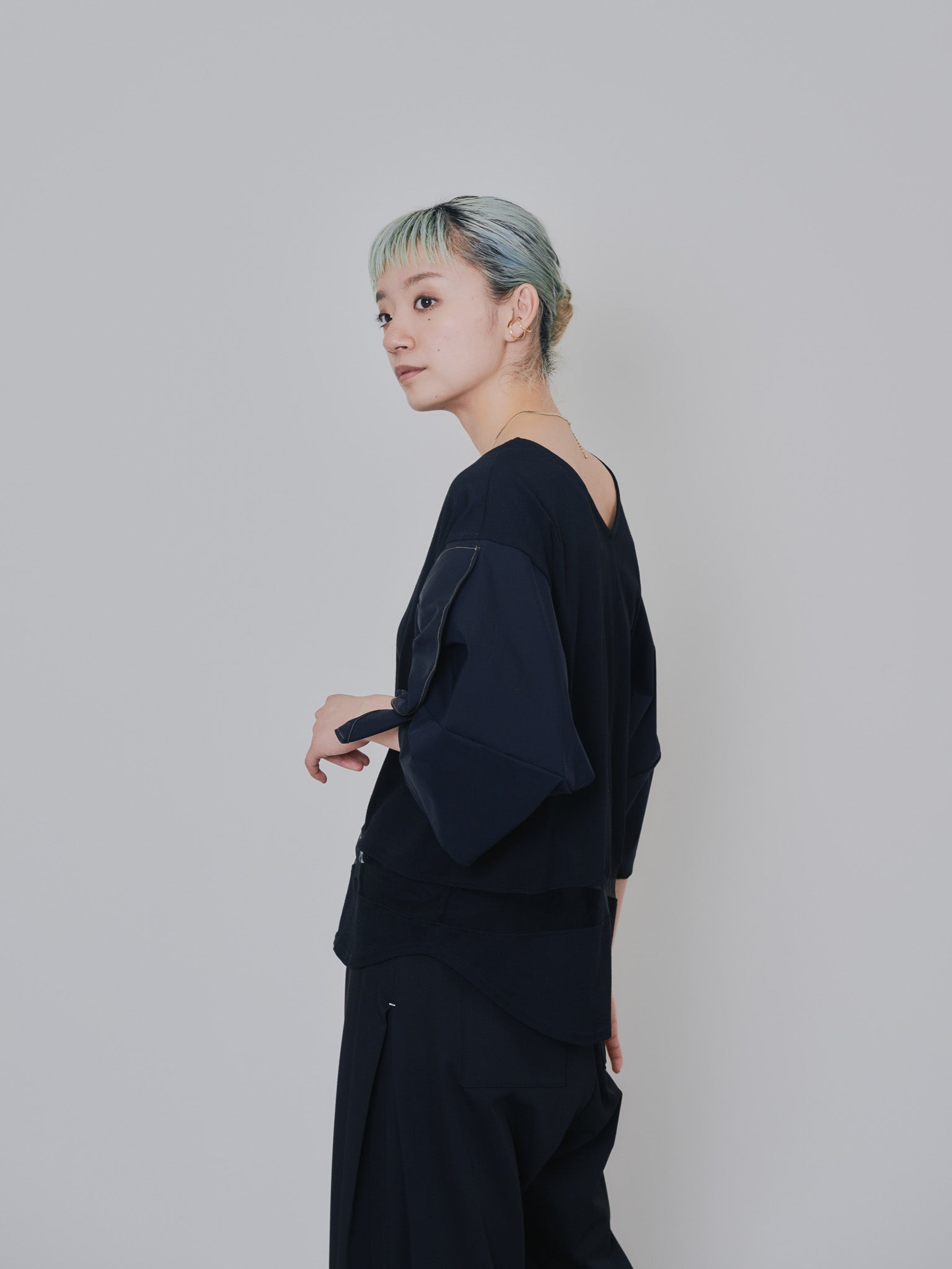 フリルスリーブ配色ステッチヘムシアートップス [603328] black