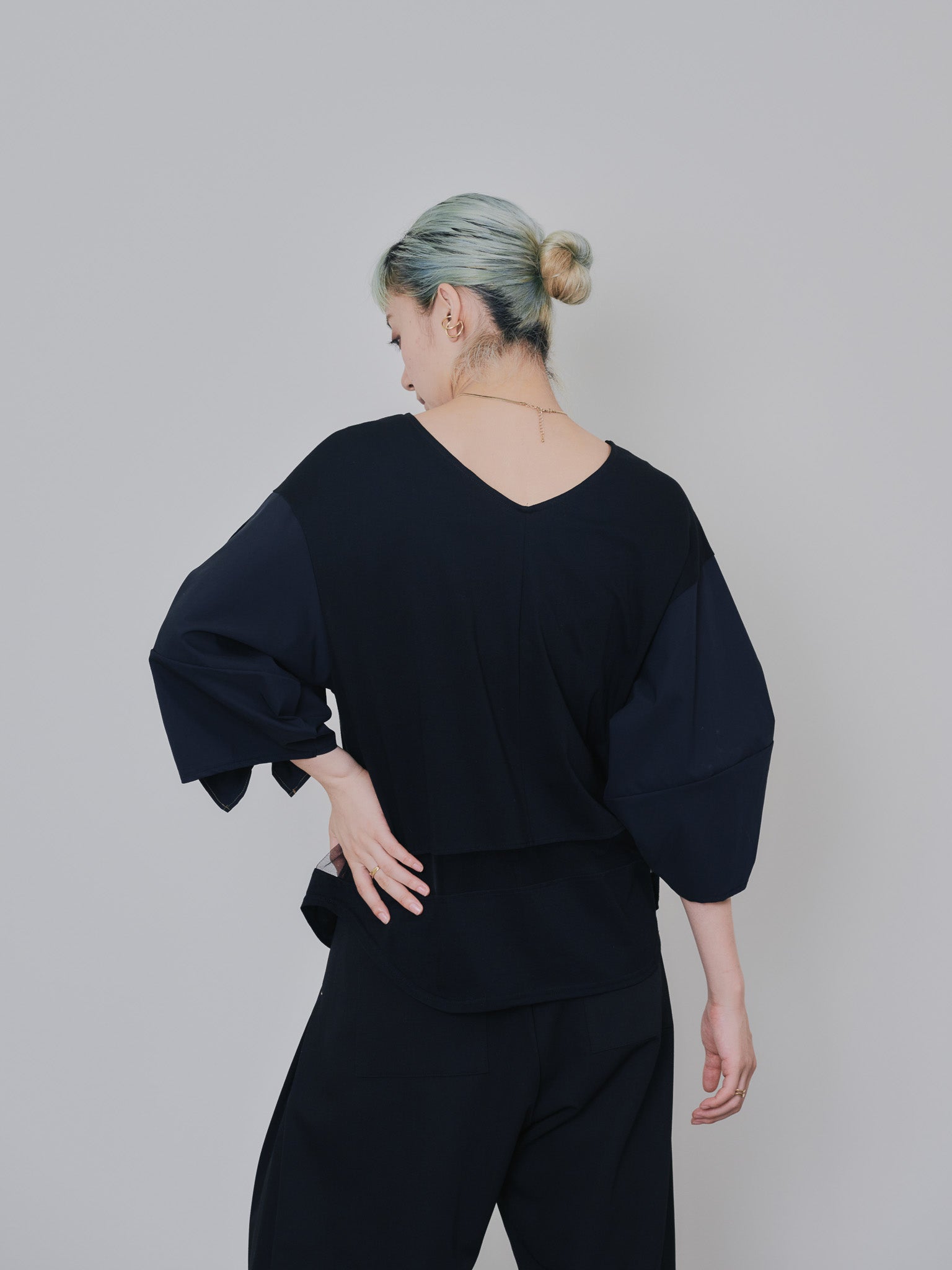 フリルスリーブ配色ステッチヘムシアートップス [603328] black