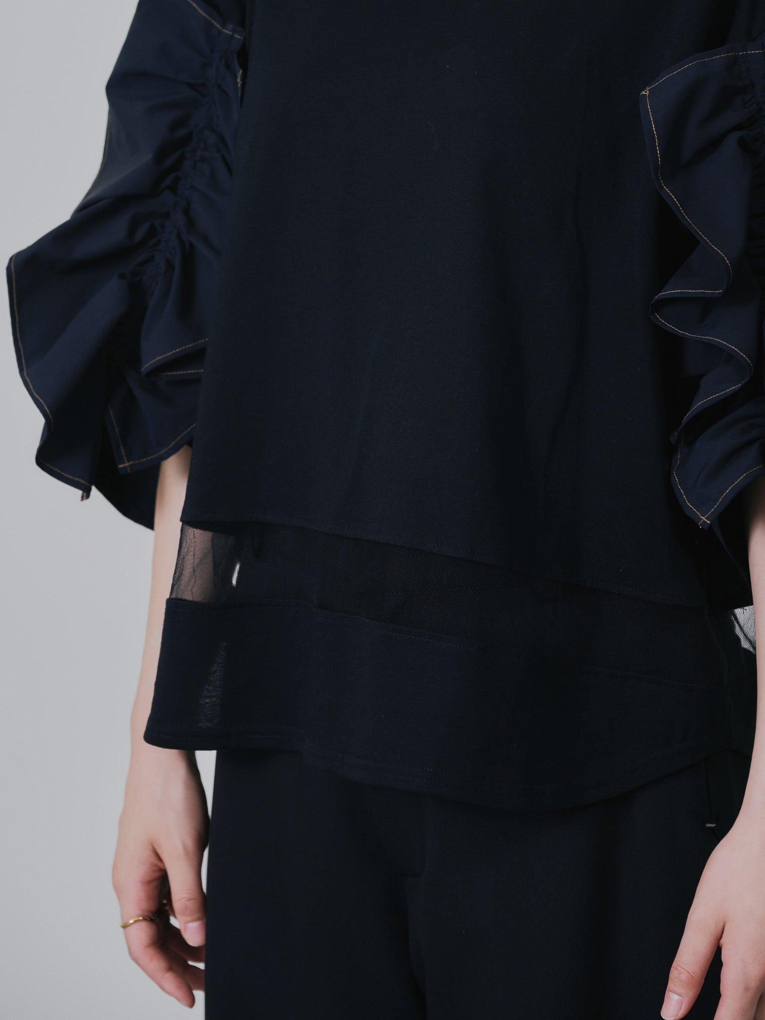 フリルスリーブ配色ステッチヘムシアートップス [603328] black