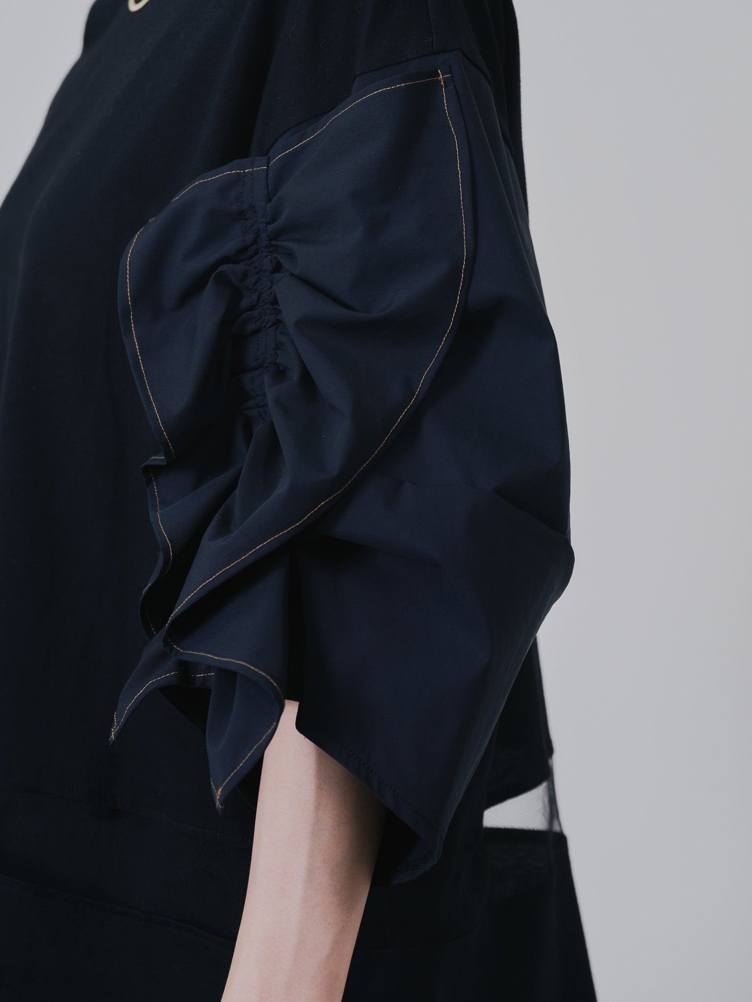 フリルスリーブ配色ステッチヘムシアートップス [603328] black