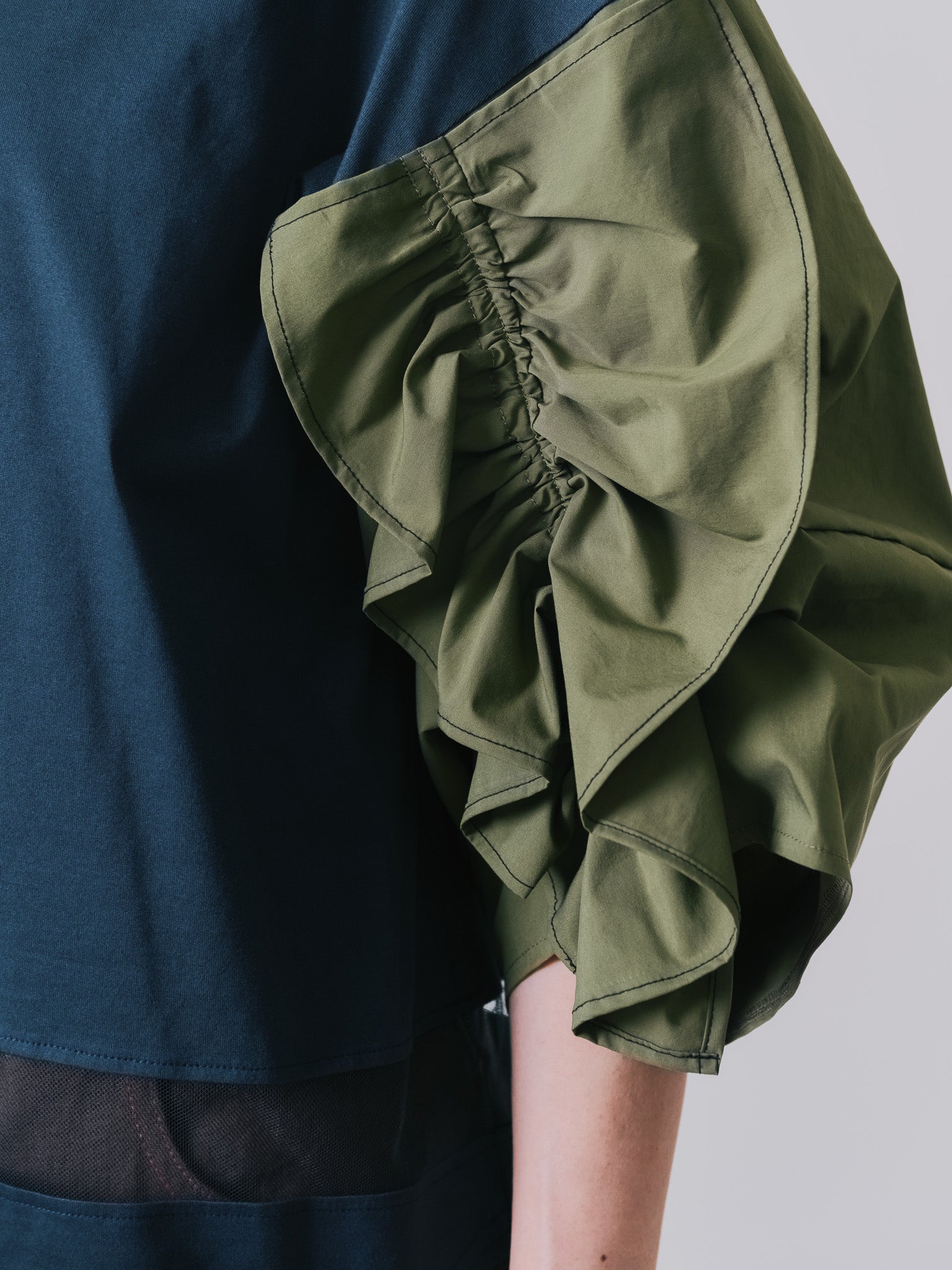 フリルスリーブ配色ステッチヘムシアートップス [603328] dark green