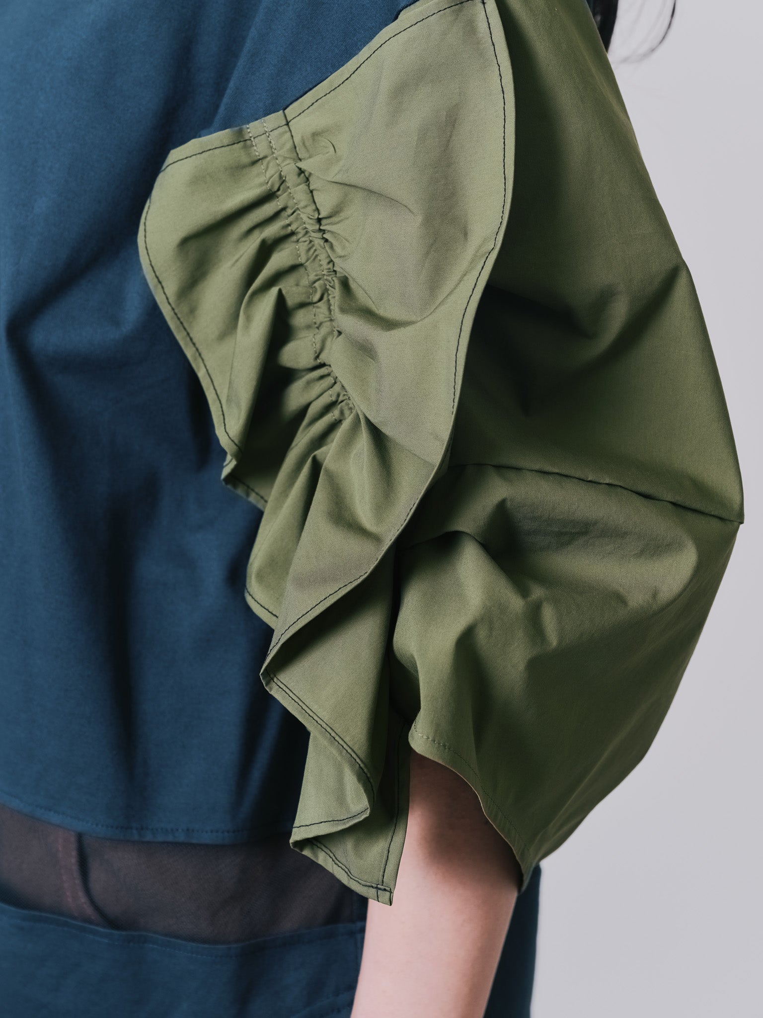 フリルスリーブ配色ステッチヘムシアートップス [603328] dark green