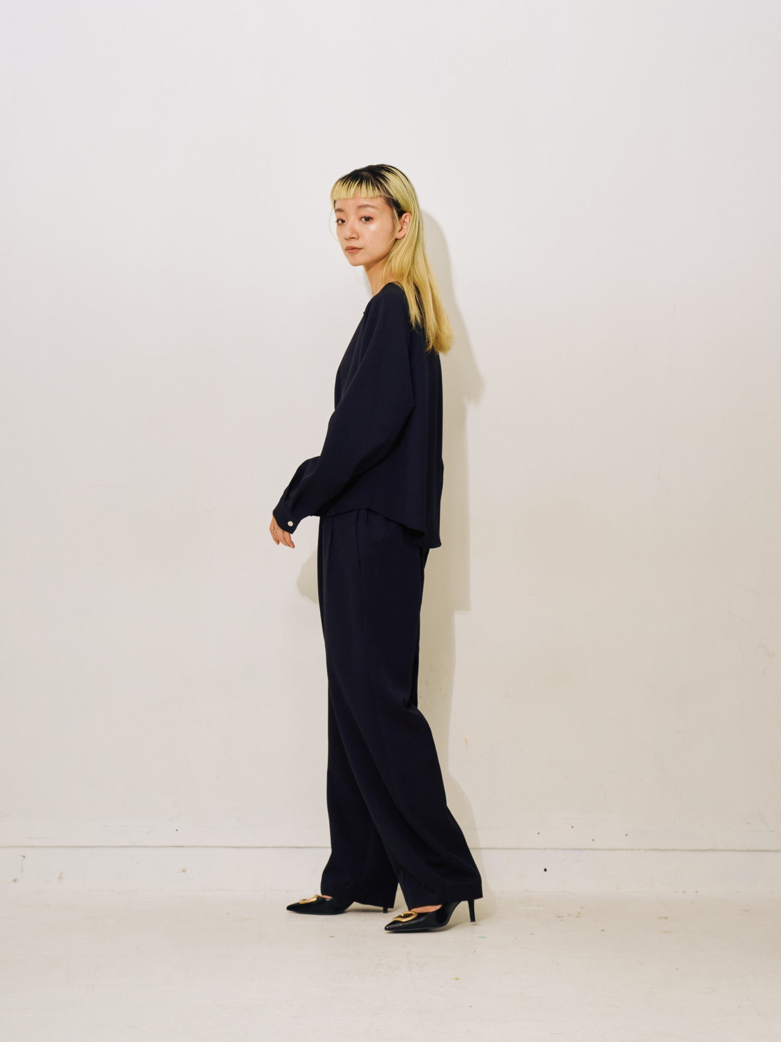 【SALE】ヘムダーツカーブフォルムパンツ [608329] black