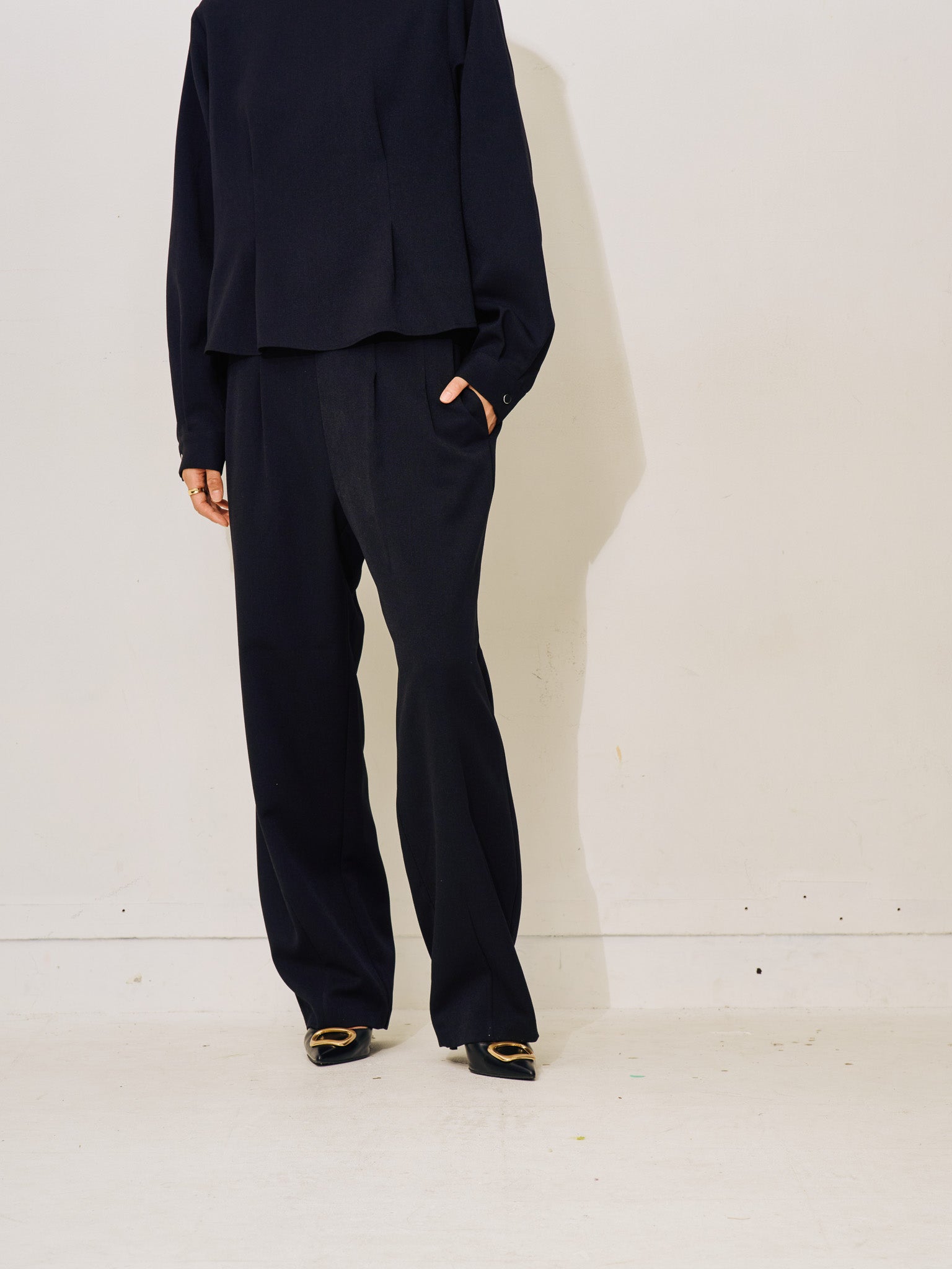 【-PRE SALE- 12/15 18:00まで!!】ヘムダーツカーブフォルムパンツ [608329] black