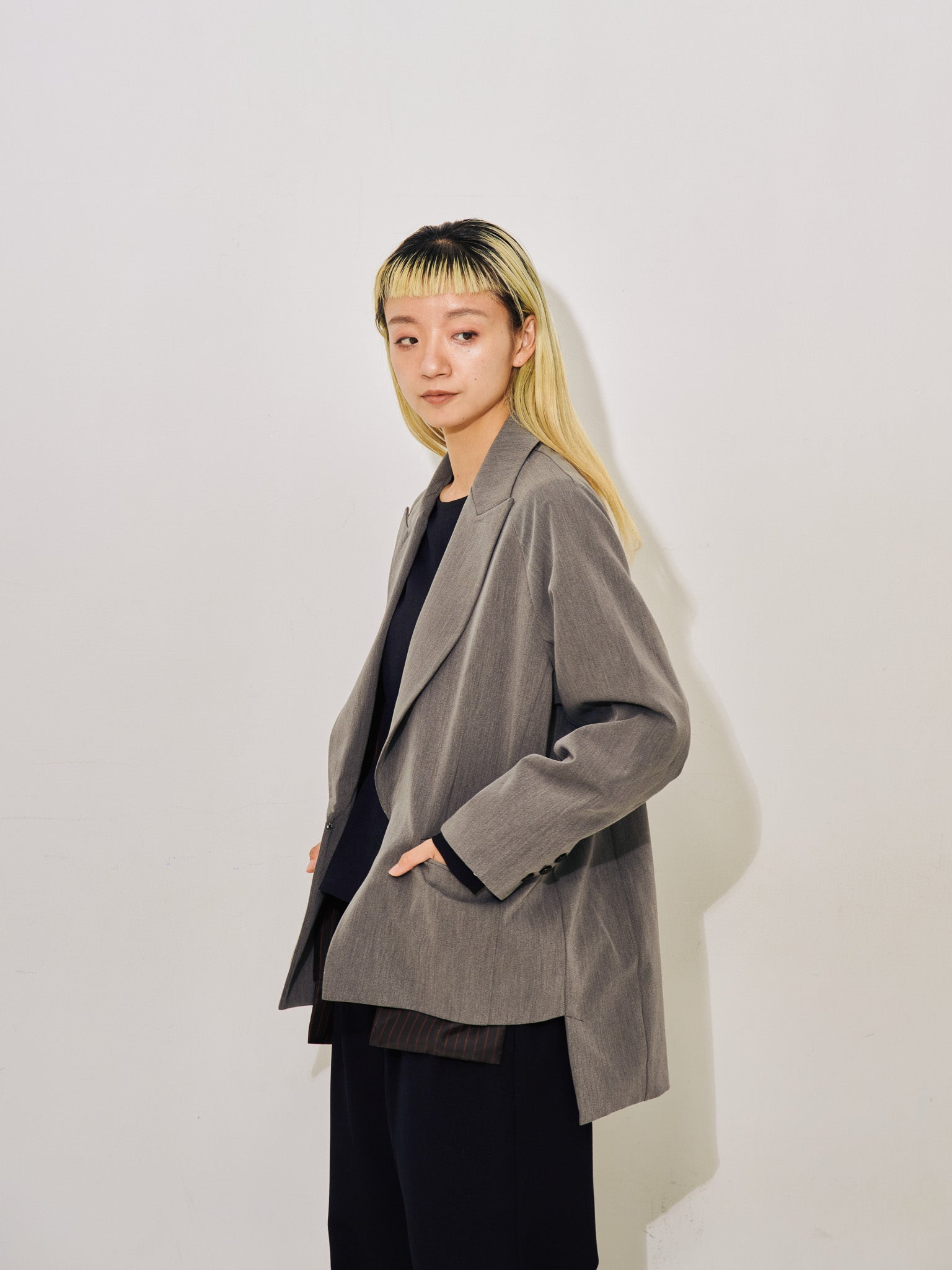 【TIME SALE 11/4まで!!】配色ストライプポイントアシメヘムジャケット [605544] charcoal