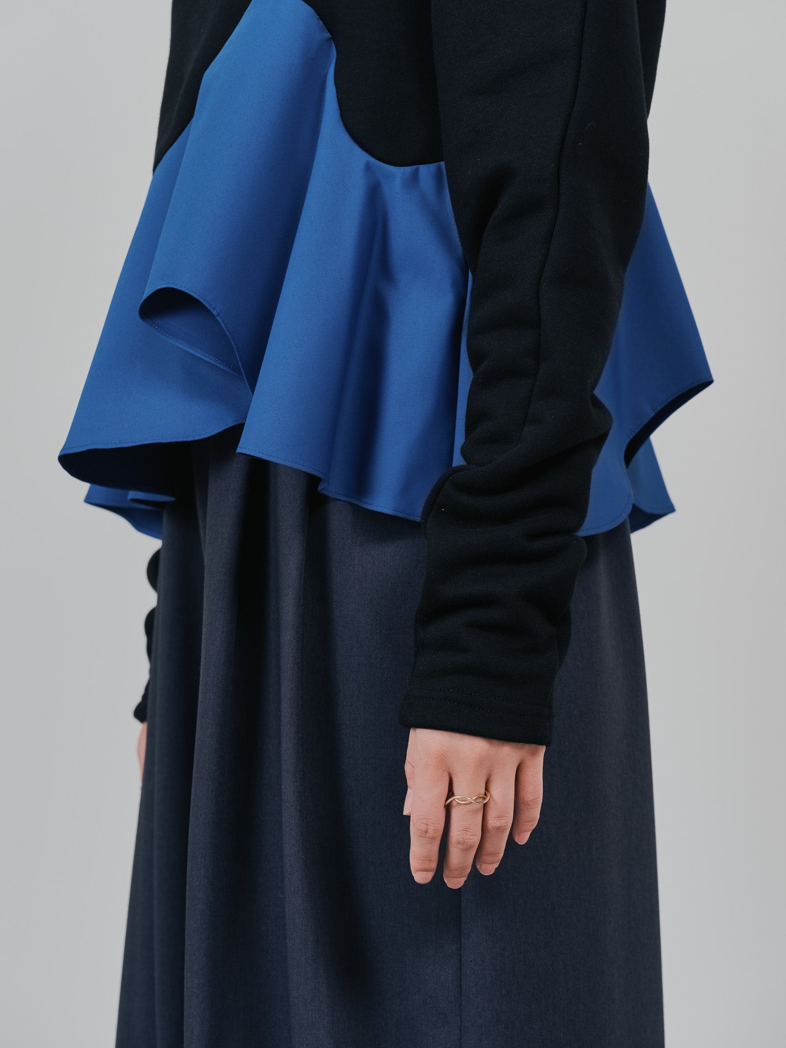 TIME SALE 11/4まで!!】ウェーブ切替ペプラムトップス [601403] black