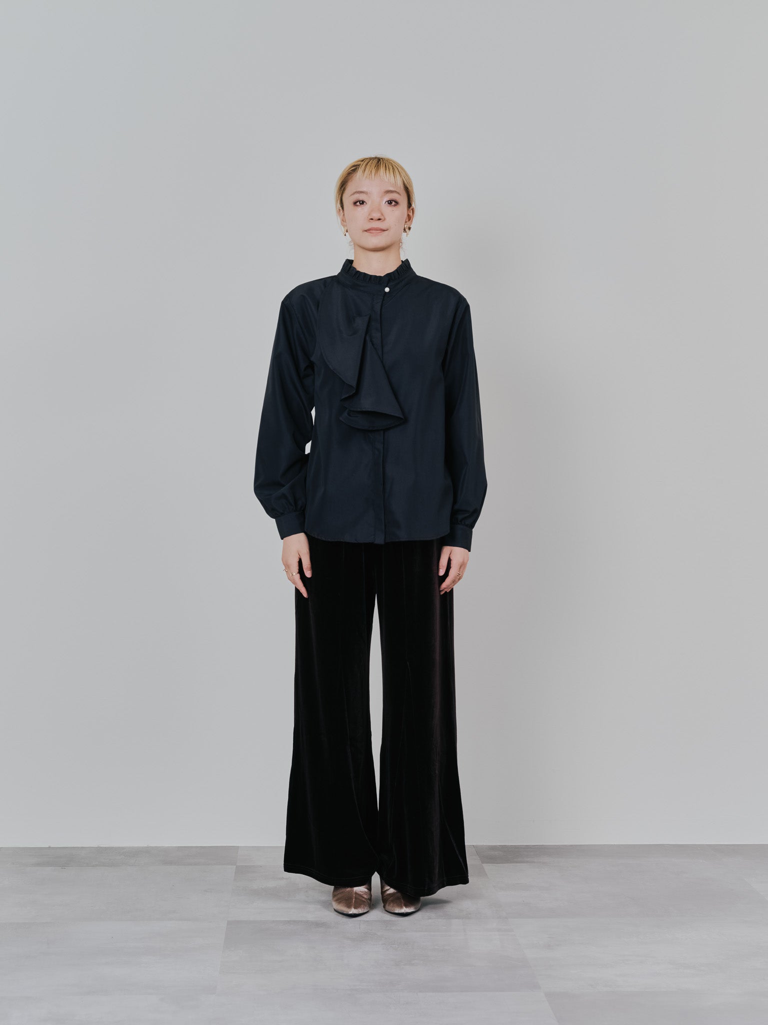 フェイクパールボタンフロントフリルブラウス [601404] black