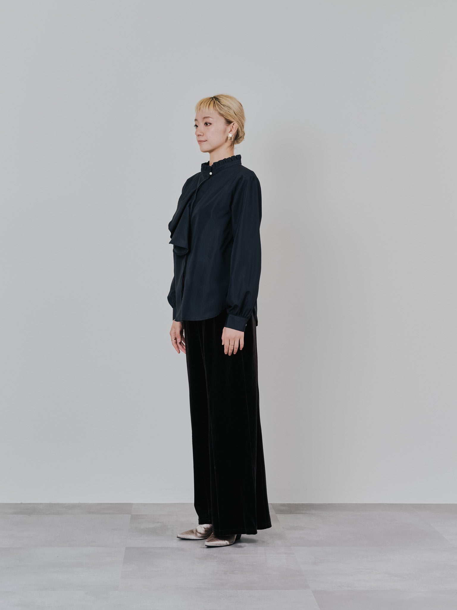 フェイクパールボタンフロントフリルブラウス [601404] black