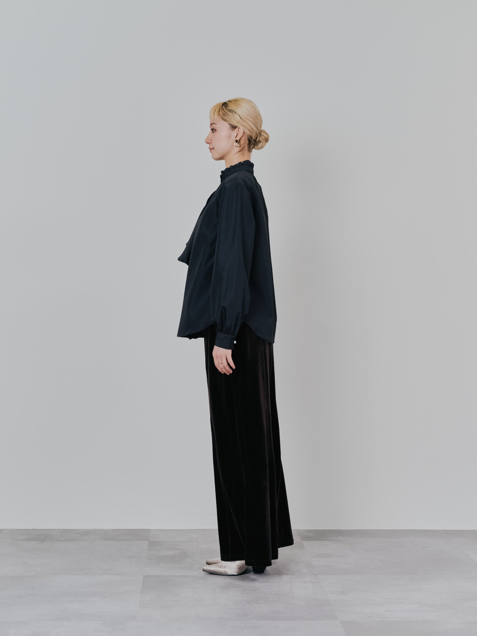 フェイクパールボタンフロントフリルブラウス [601404] black