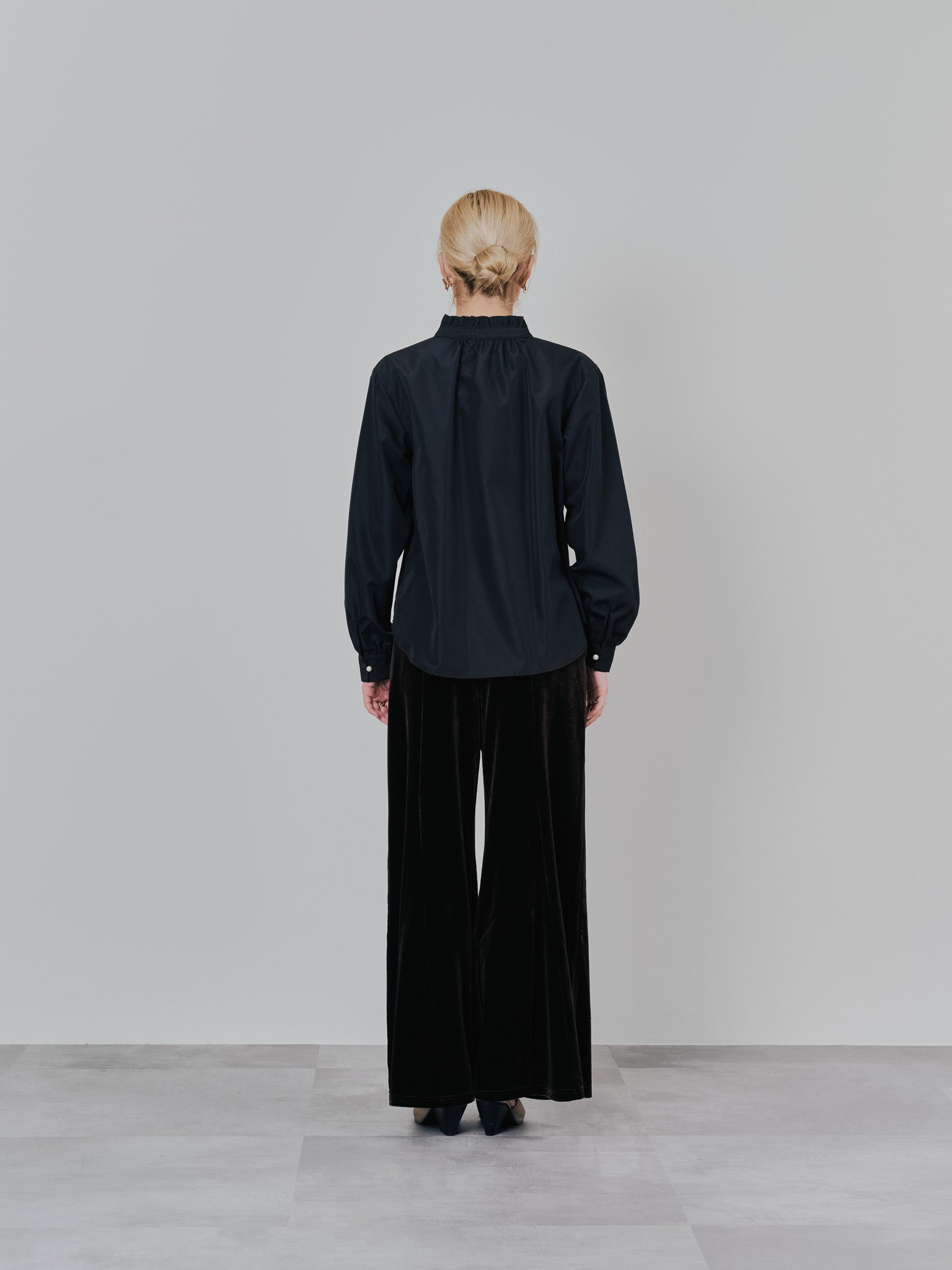フェイクパールボタンフロントフリルブラウス [601404] black