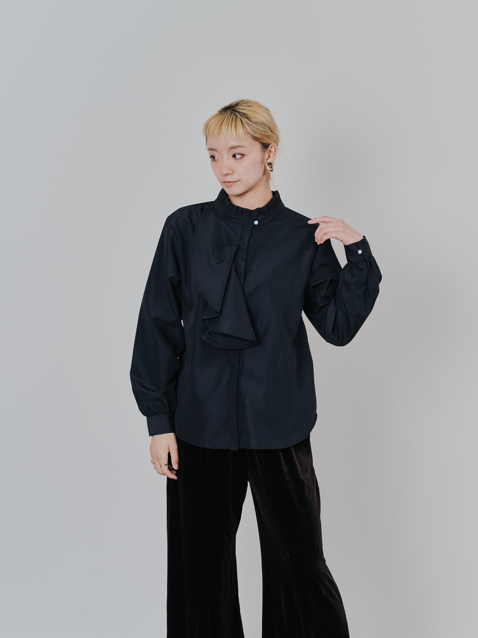 フェイクパールボタンフロントフリルブラウス [601404] black