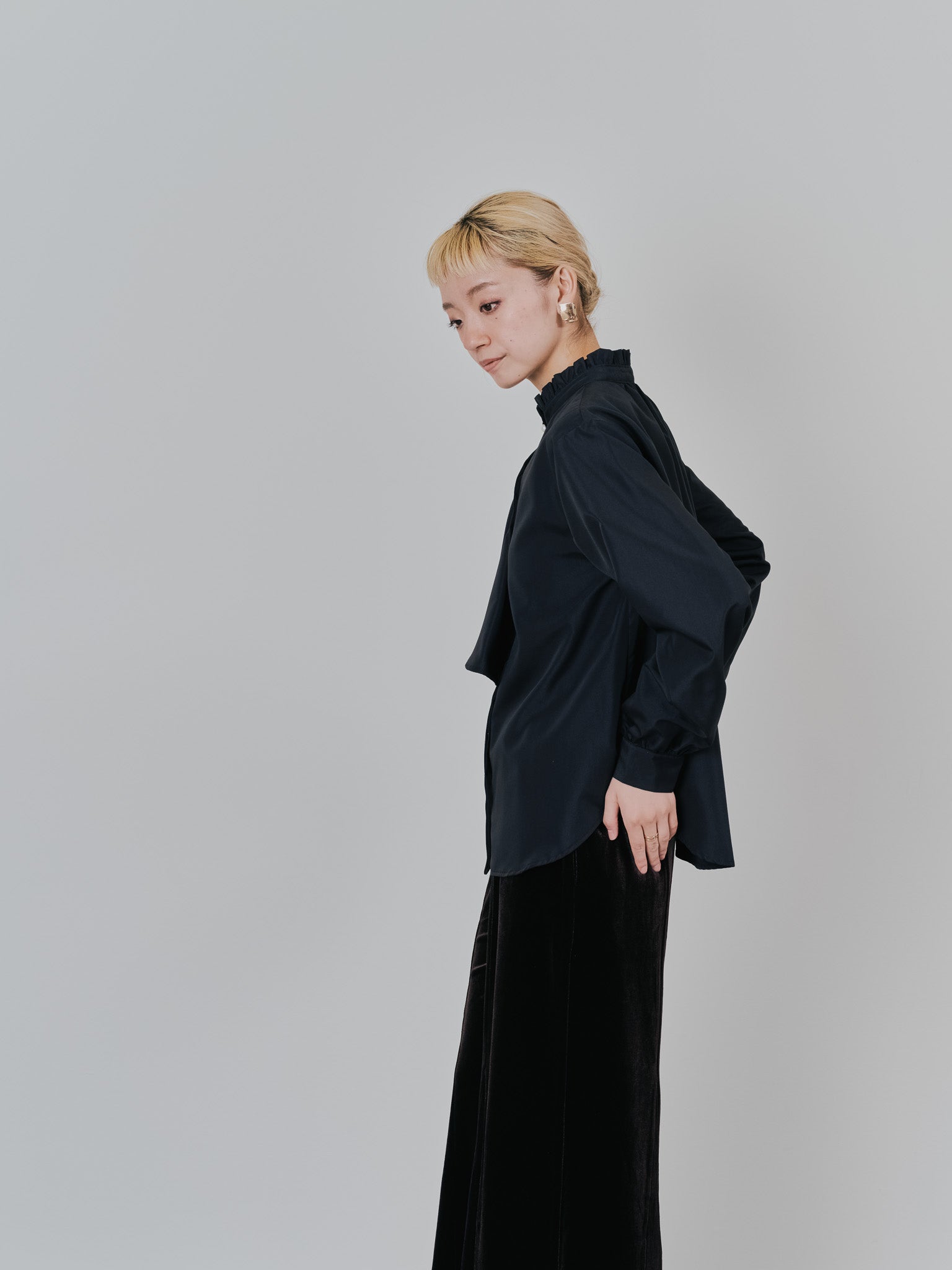 フェイクパールボタンフロントフリルブラウス [601404] black