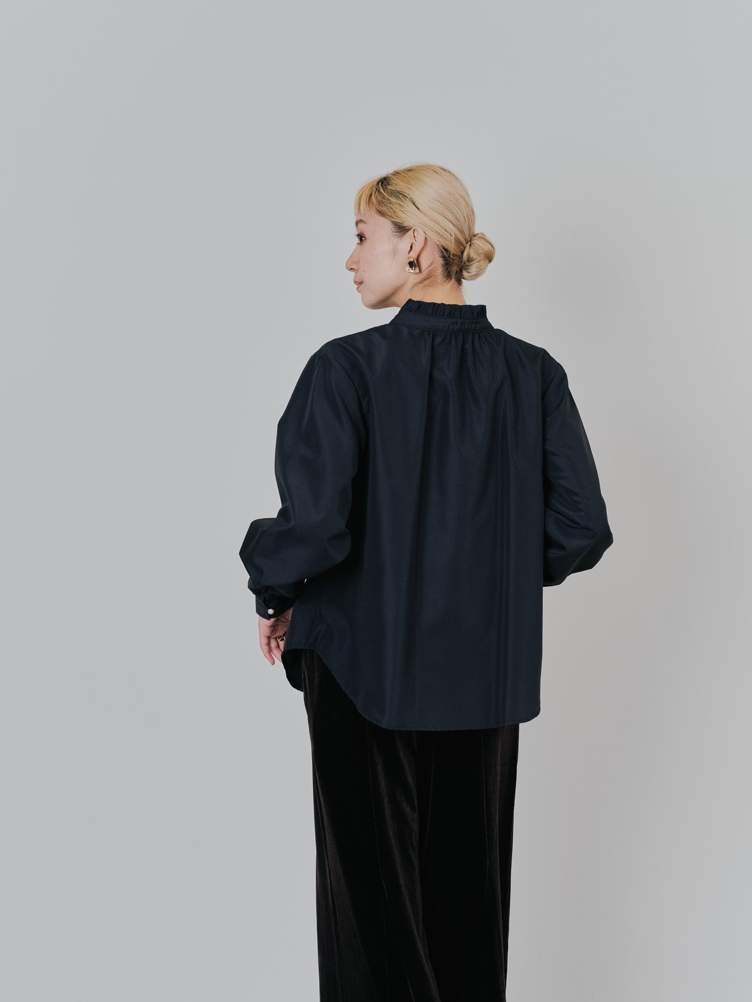 フェイクパールボタンフロントフリルブラウス [601404] black