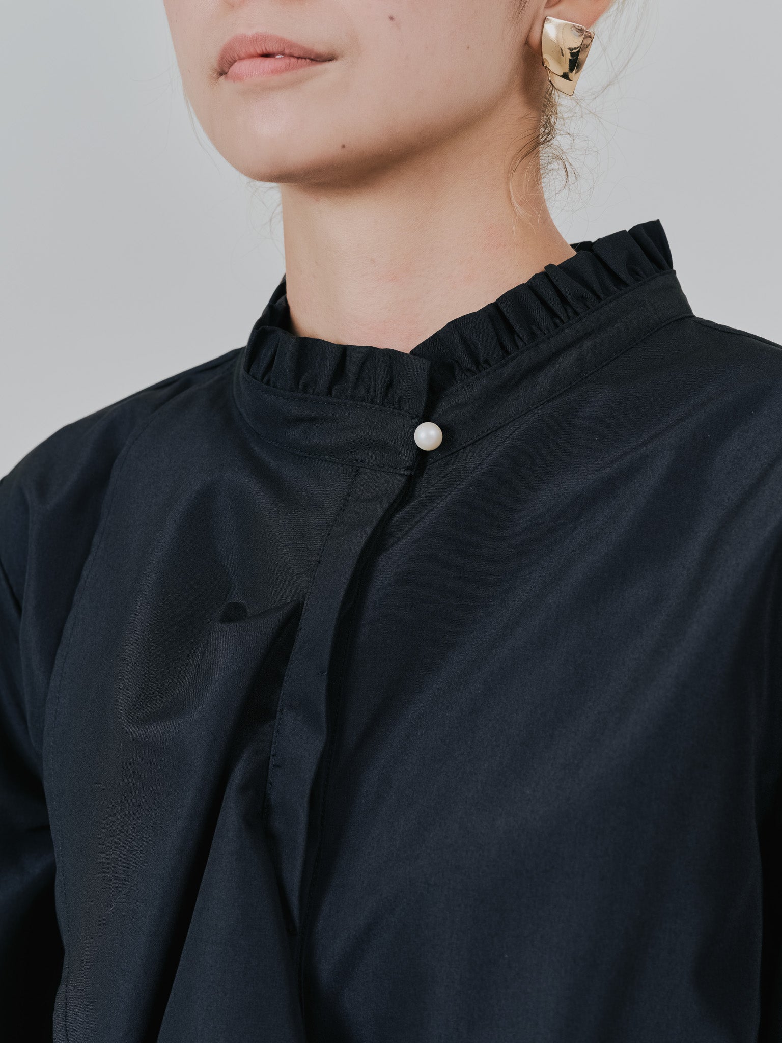 フェイクパールボタンフロントフリルブラウス [601404] black