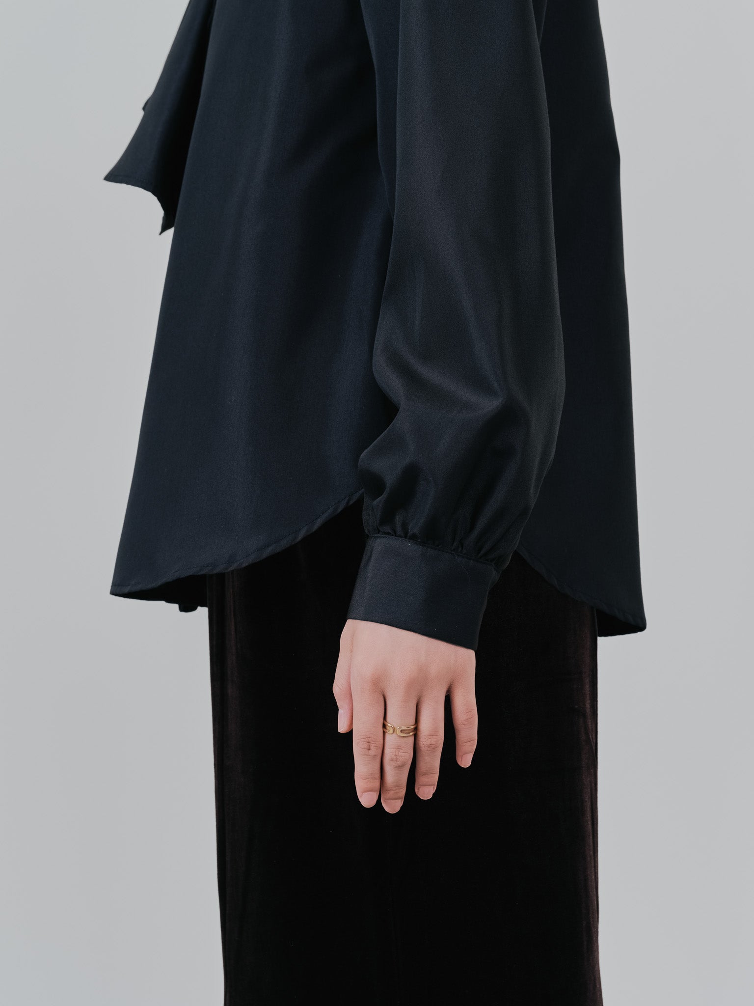 フェイクパールボタンフロントフリルブラウス [601404] black