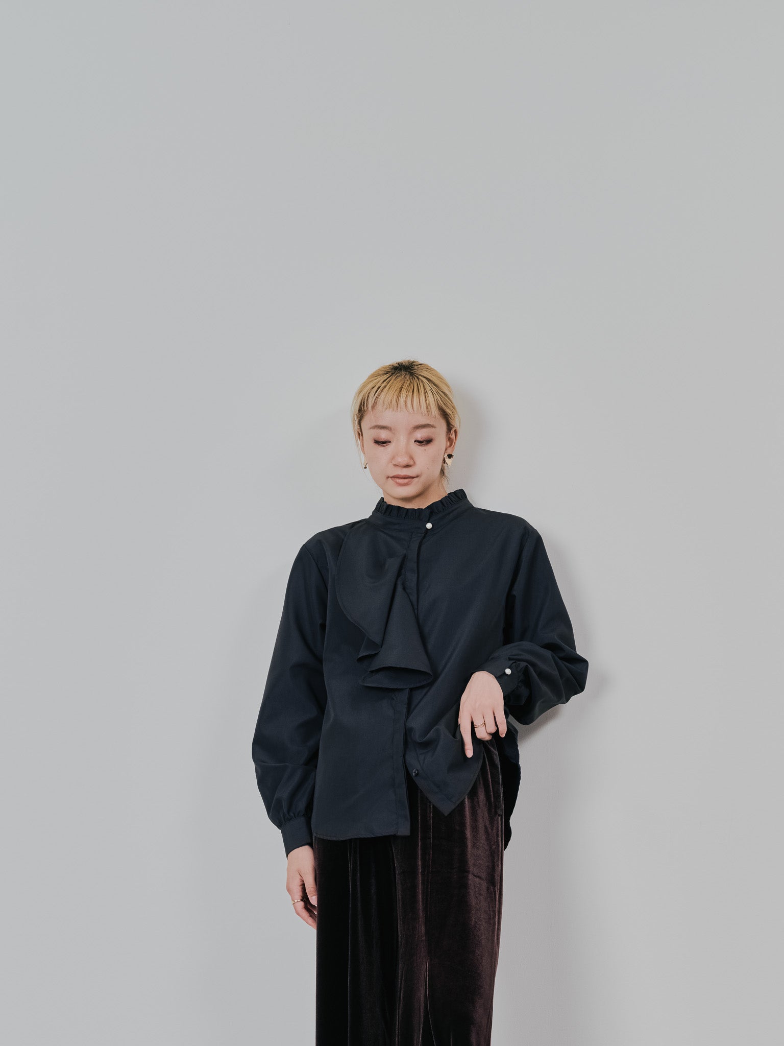 フェイクパールボタンフロントフリルブラウス [601404] black