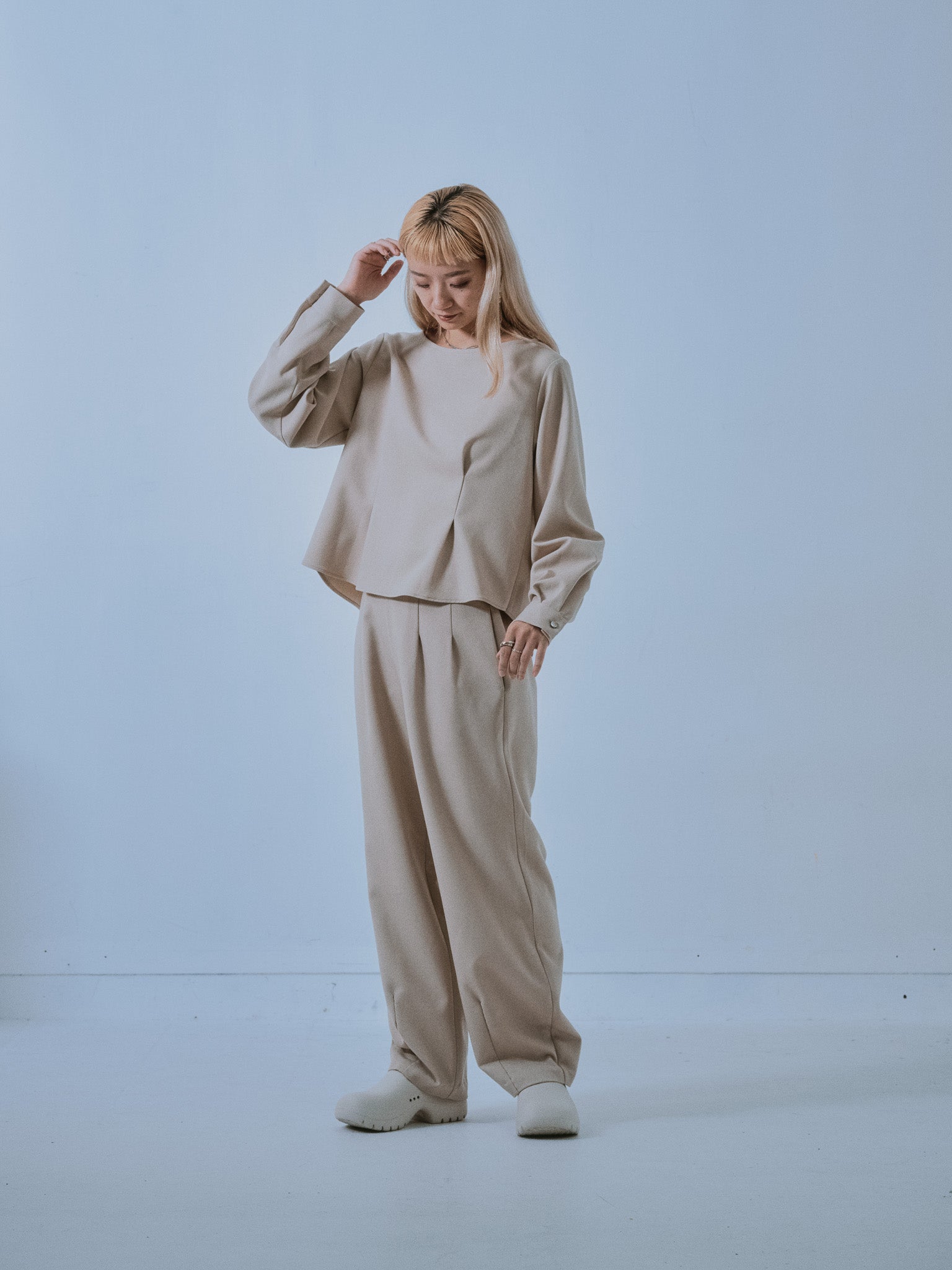 【-PRE SALE- 12/15 18:00まで!!】ヘムダーツカーブフォルムパンツ [608329] light beige