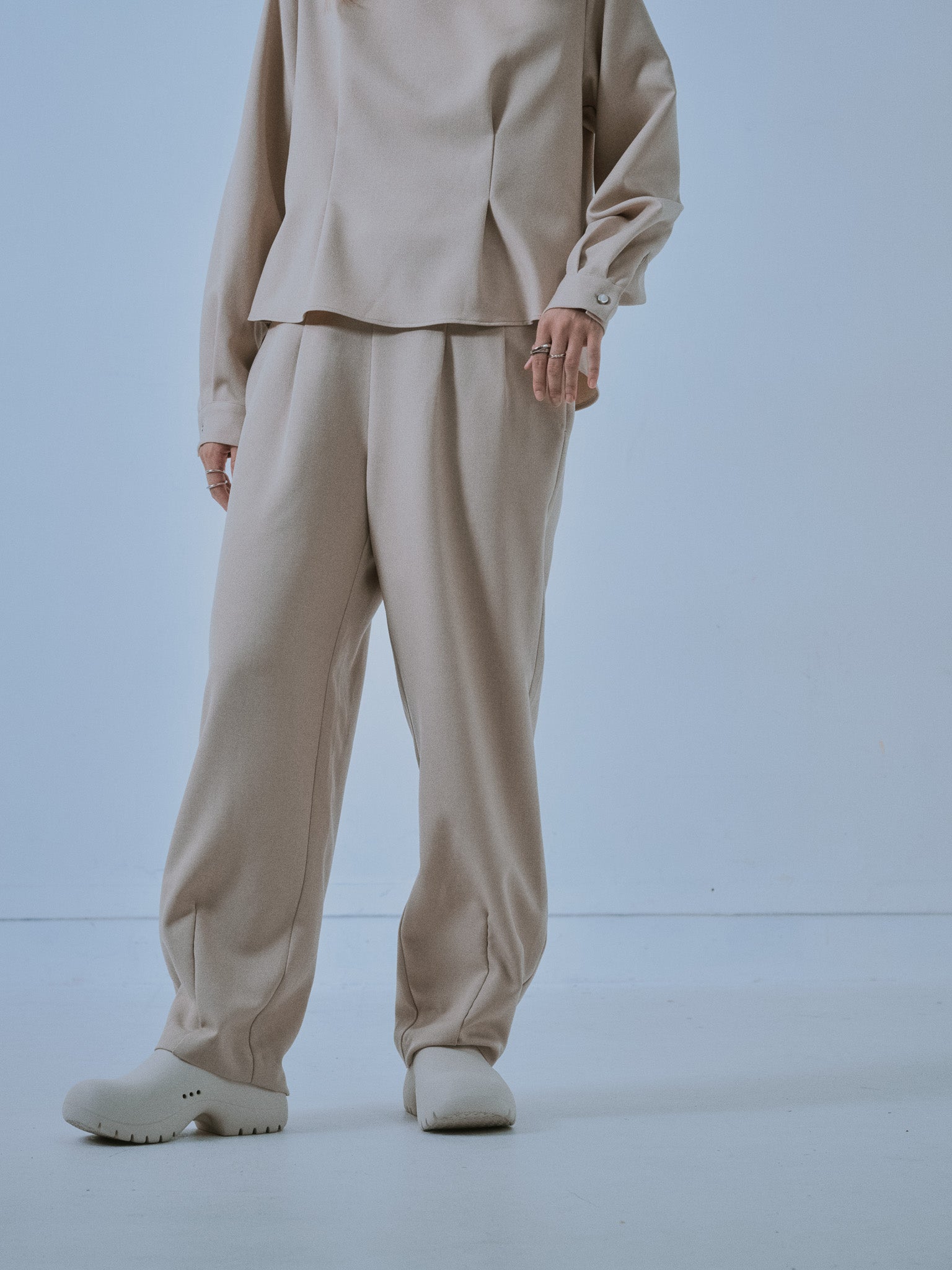 【-PRE SALE- 12/15 18:00まで!!】ヘムダーツカーブフォルムパンツ [608329] light beige