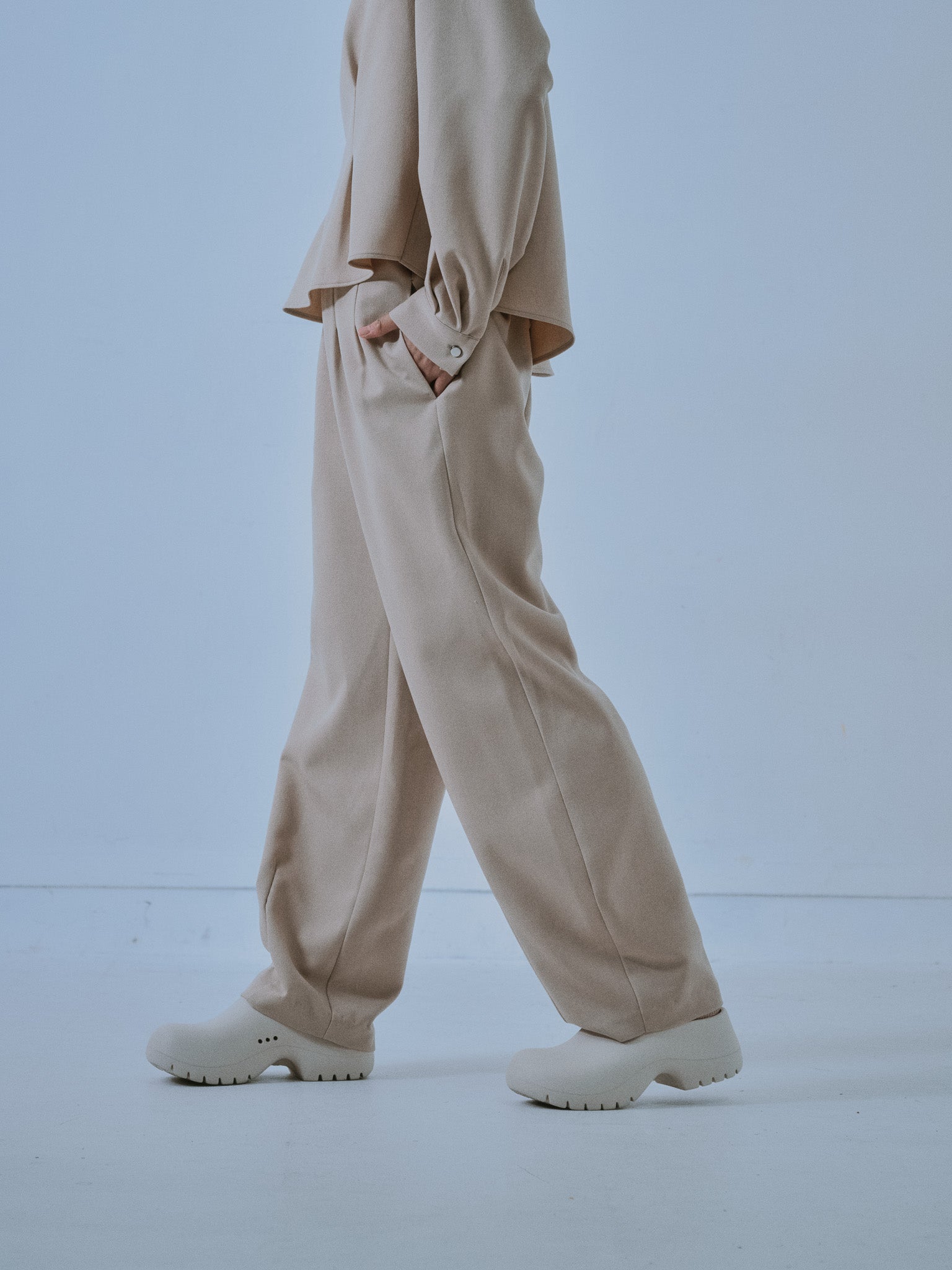 【SALE】ヘムダーツカーブフォルムパンツ [608329] light beige