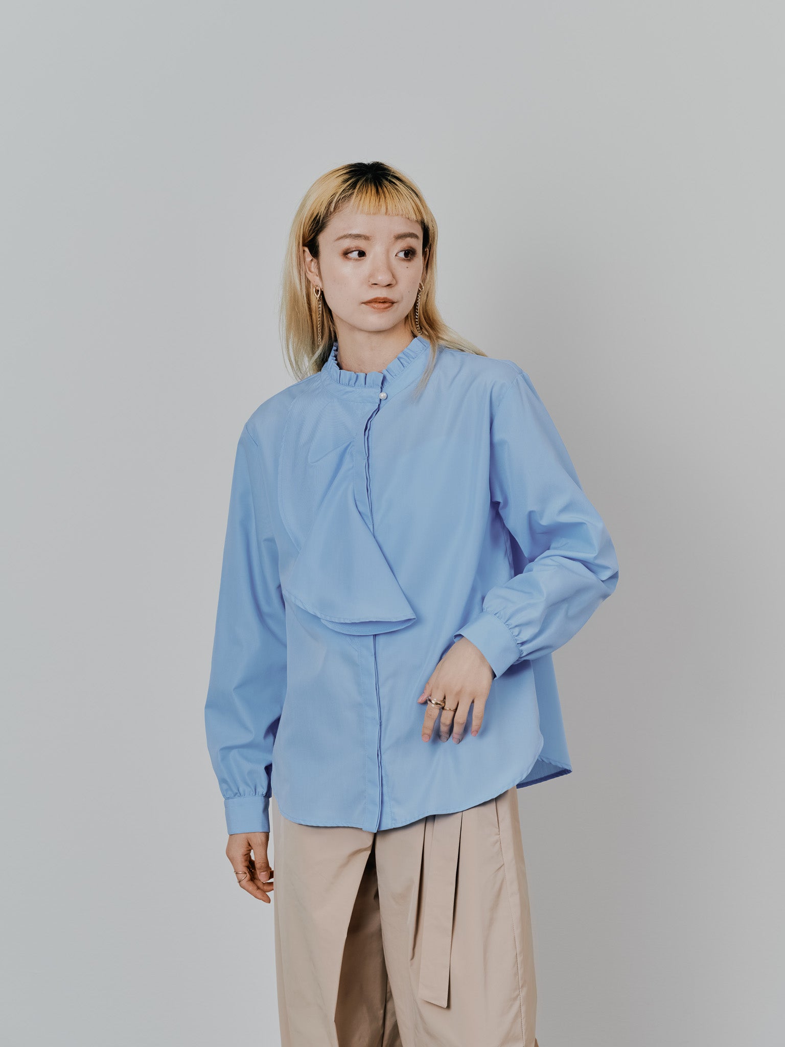 【-PRE SALE- 12/15 18:00まで!!】フェイクパールボタンフロントフリルブラウス [601404] sax